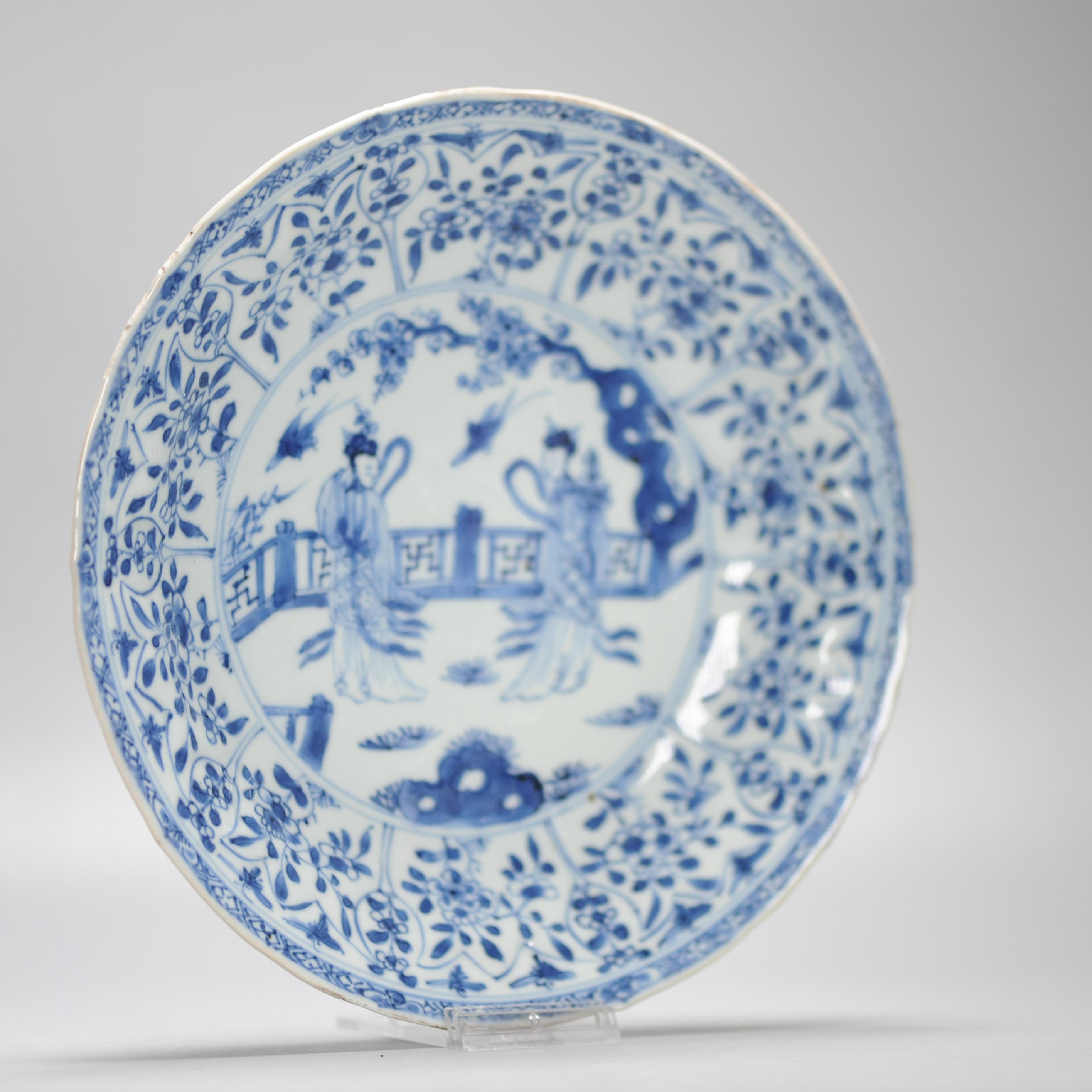 Plat en porcelaine chinoise ancienne de grande qualité datant de 1720, période Kangxi avec femmes en vente 7