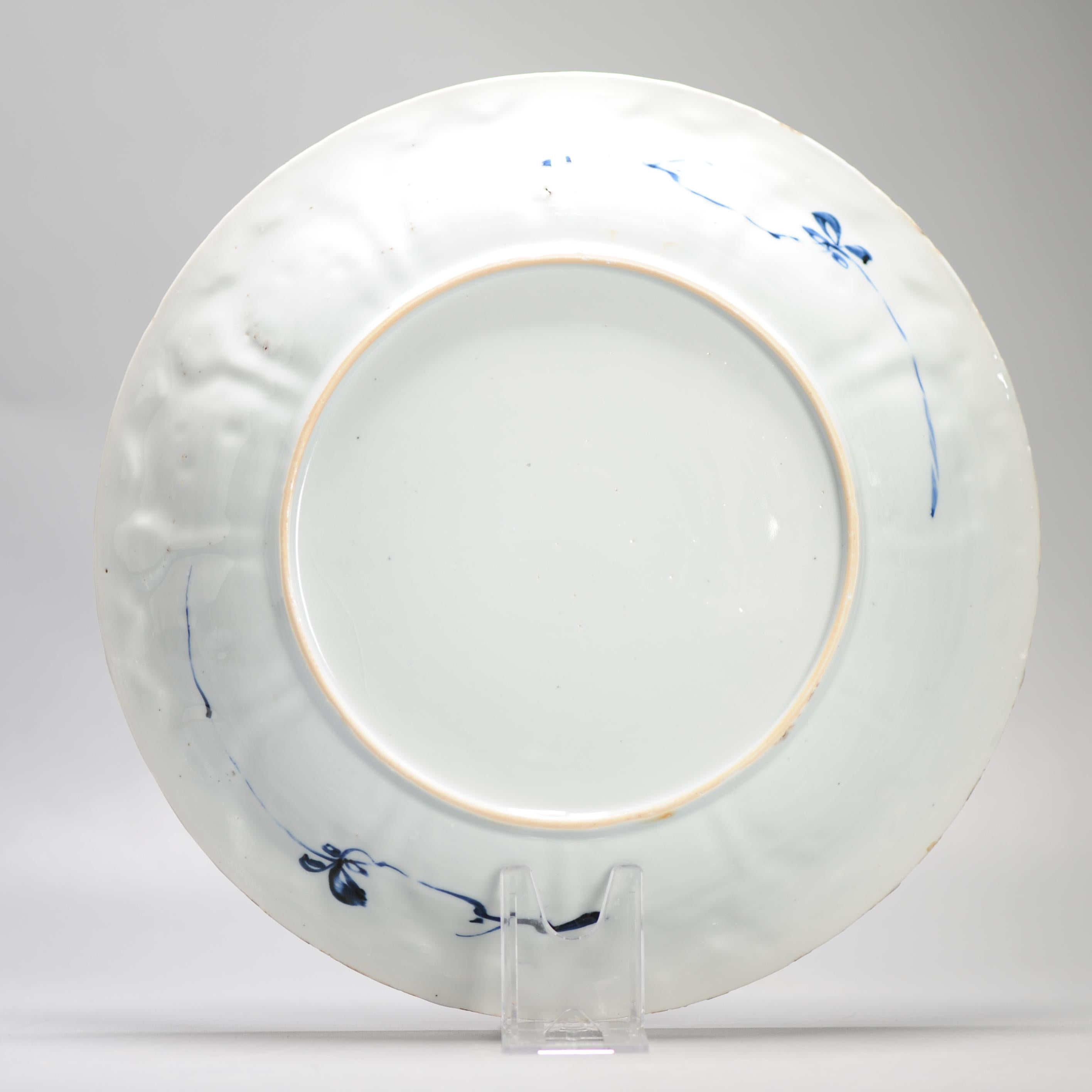 
Nous partageons avec vous cette exceptionnelle assiette en porcelaine chinoise de la période Kangxi. Il est de plus grande taille et présente une scène figurative bleu cobalt avec des dames élégantes dans un jardin. Moulé dans la bordure. La
