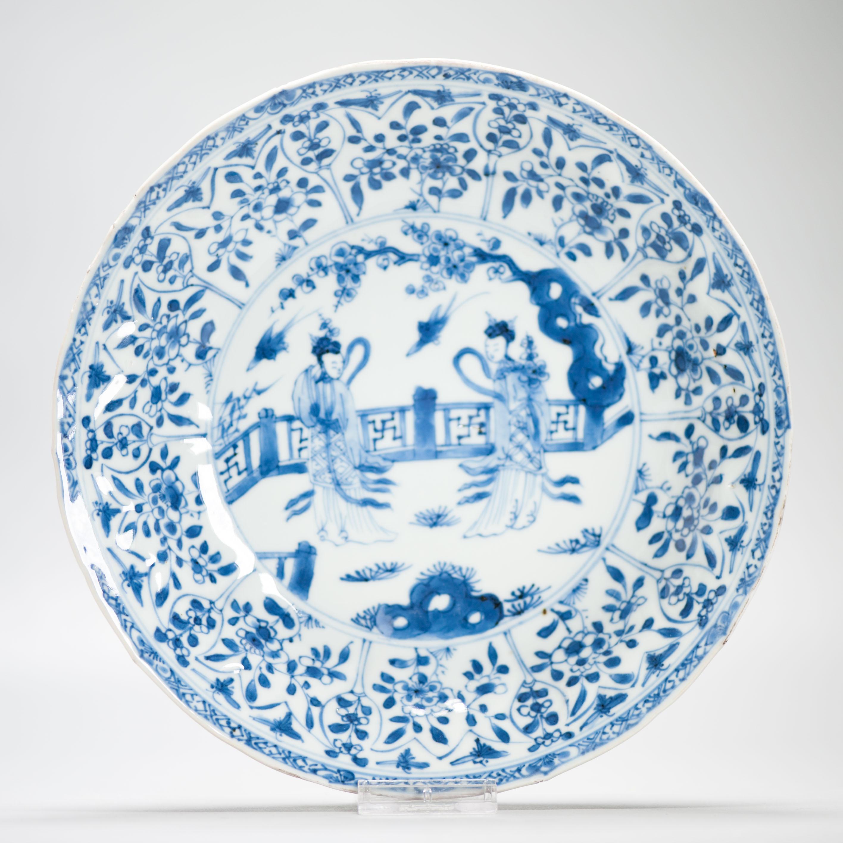 
Nous partageons avec vous cette exceptionnelle assiette en porcelaine chinoise de la période Kangxi. Il présente une belle scène figurative bleu cobalt avec des dames élégantes dans un jardin. Moulé dans la bordure. La bordure avec des fleurs et