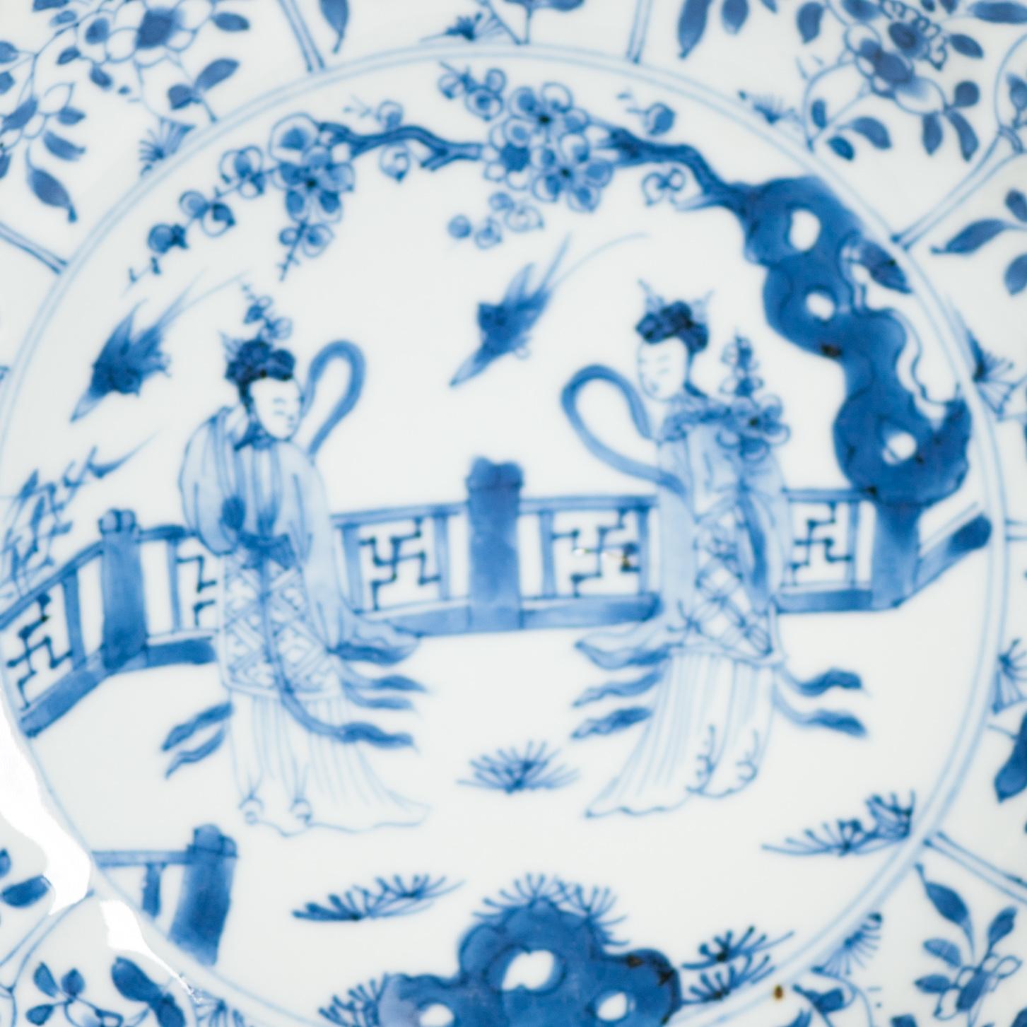Qing Plat en porcelaine chinoise ancienne de grande qualité datant de 1720, période Kangxi avec femmes en vente