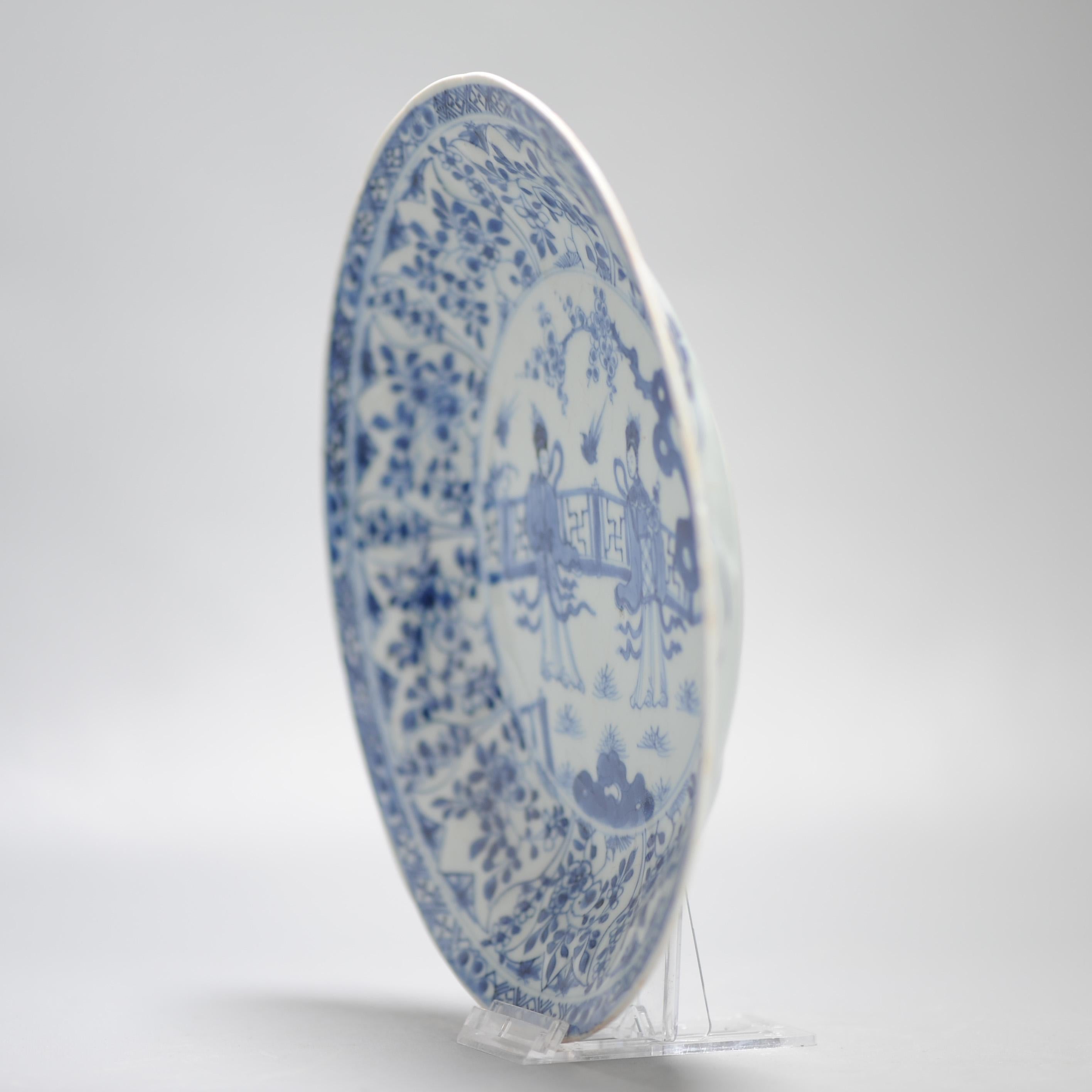 Top Quality 1720 Antique Chinese Porcelain Dish Kangxi Period with Ladies In Good Condition For Sale In Amsterdam, Noord Holland