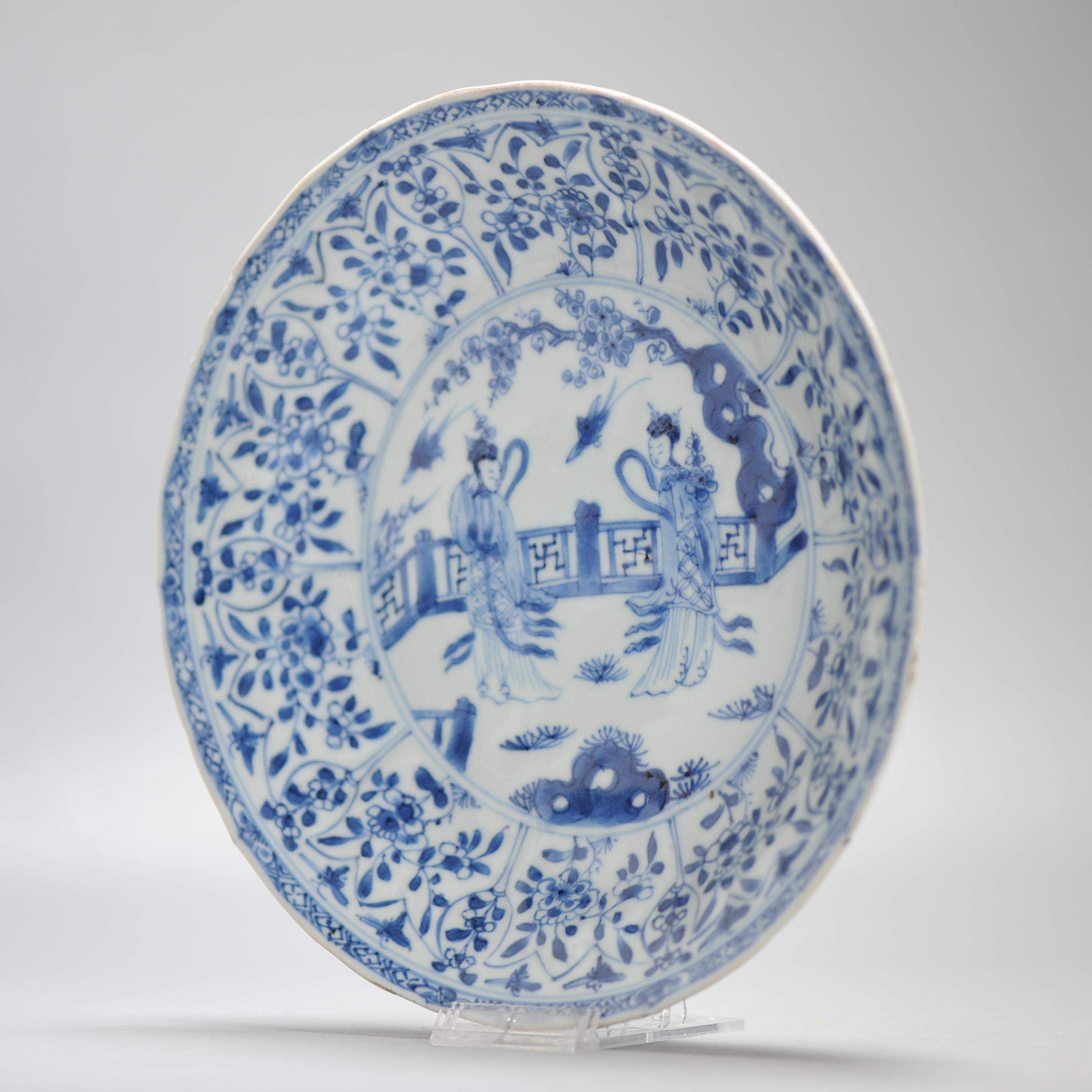 Chinois Plat en porcelaine chinoise ancienne de grande qualité datant de 1720, période Kangxi avec femmes en vente
