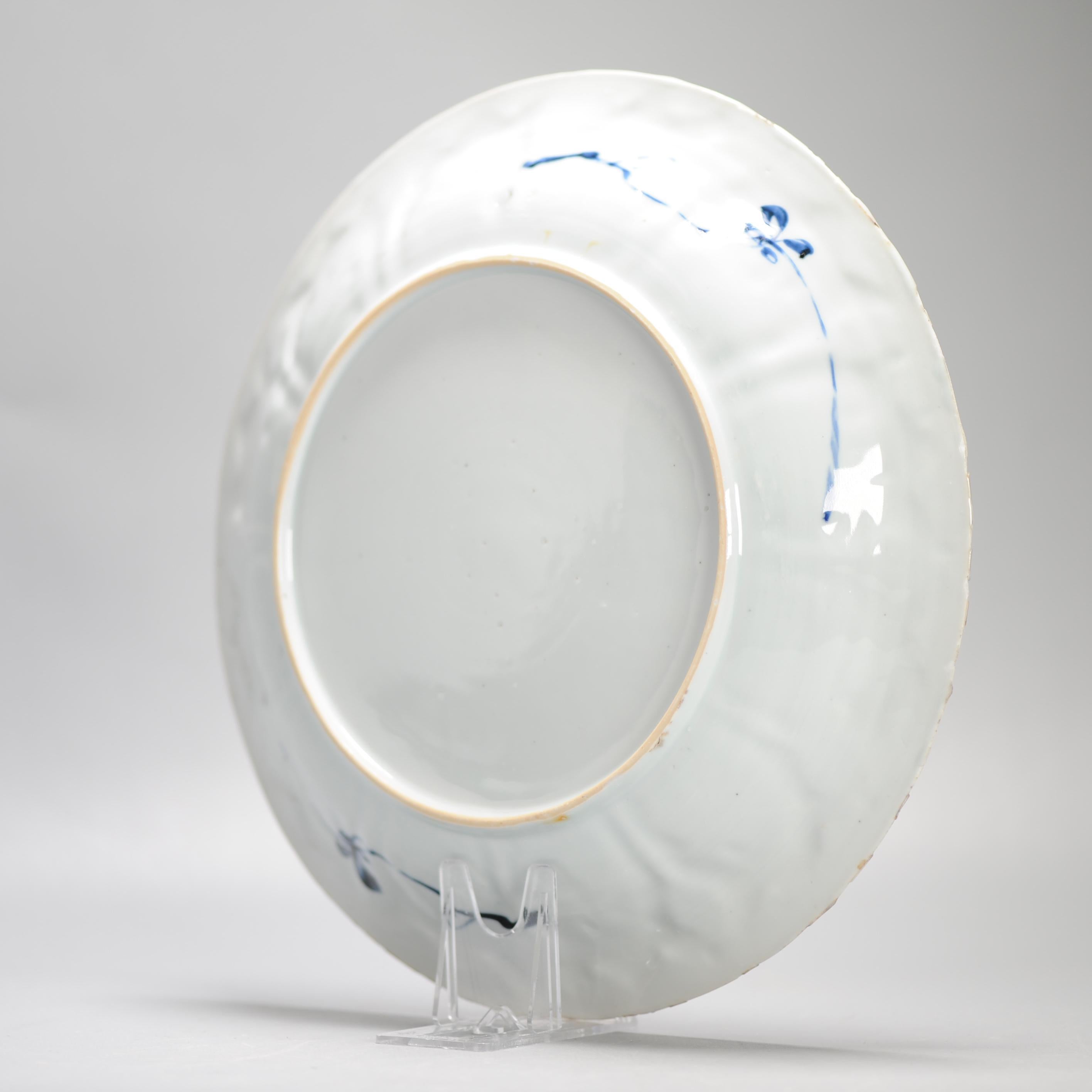 Plat en porcelaine chinoise ancienne de grande qualité datant de 1720, période Kangxi avec femmes Bon état - En vente à Amsterdam, Noord Holland