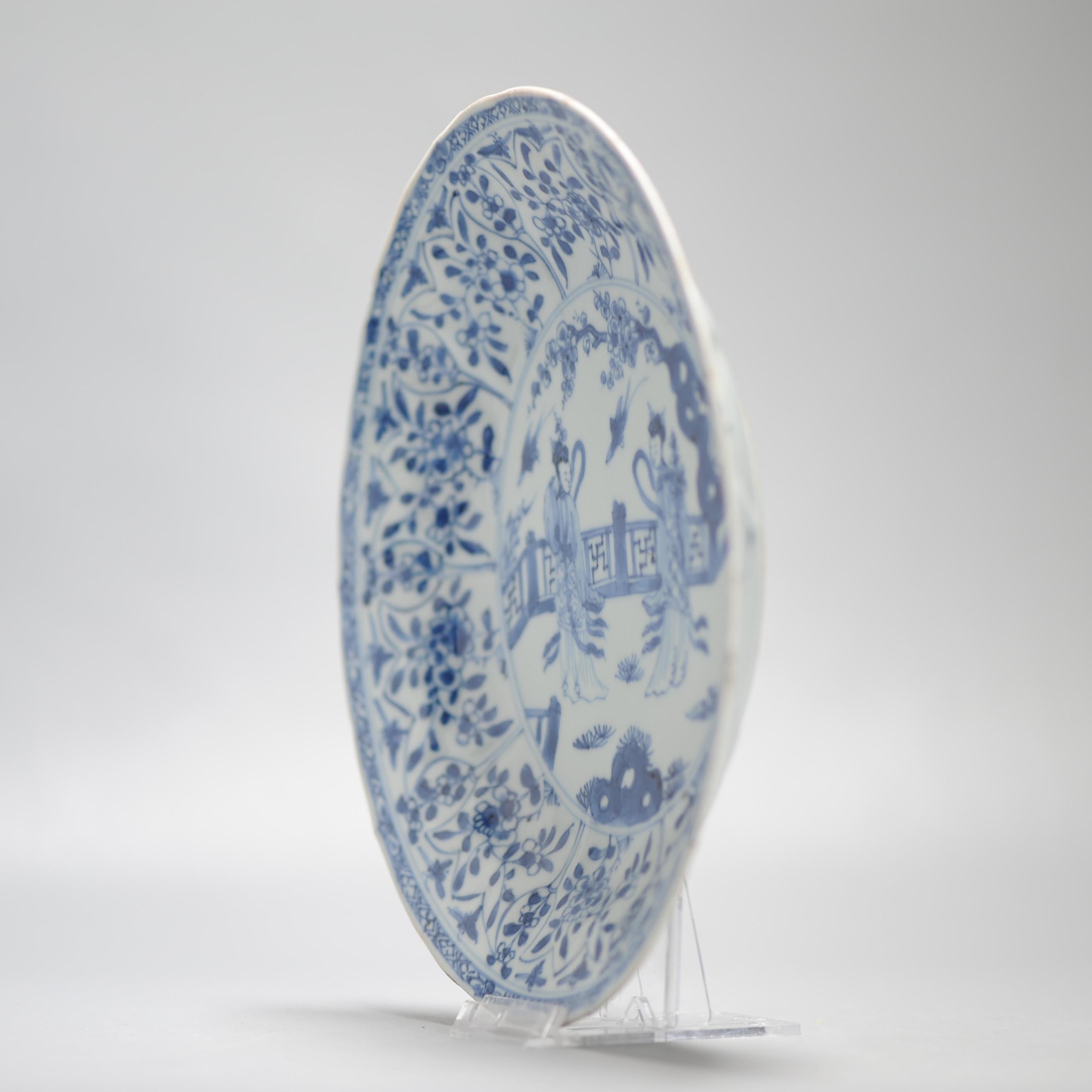 Plat en porcelaine chinoise ancienne de grande qualité datant de 1720, période Kangxi avec femmes Bon état - En vente à Amsterdam, Noord Holland