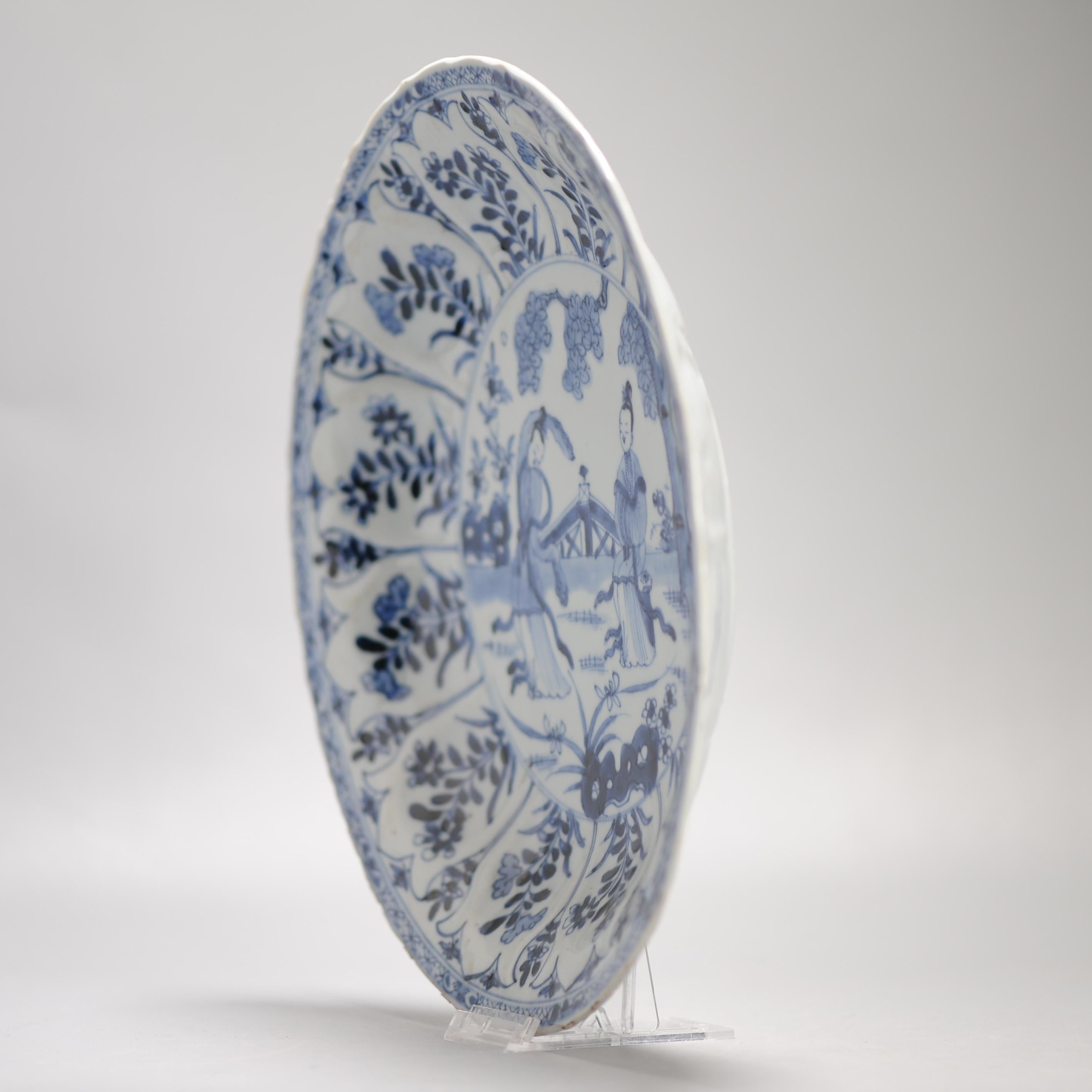 XVIIIe siècle et antérieur Plat en porcelaine chinoise ancienne de grande qualité datant de 1720, période Kangxi avec femmes en vente