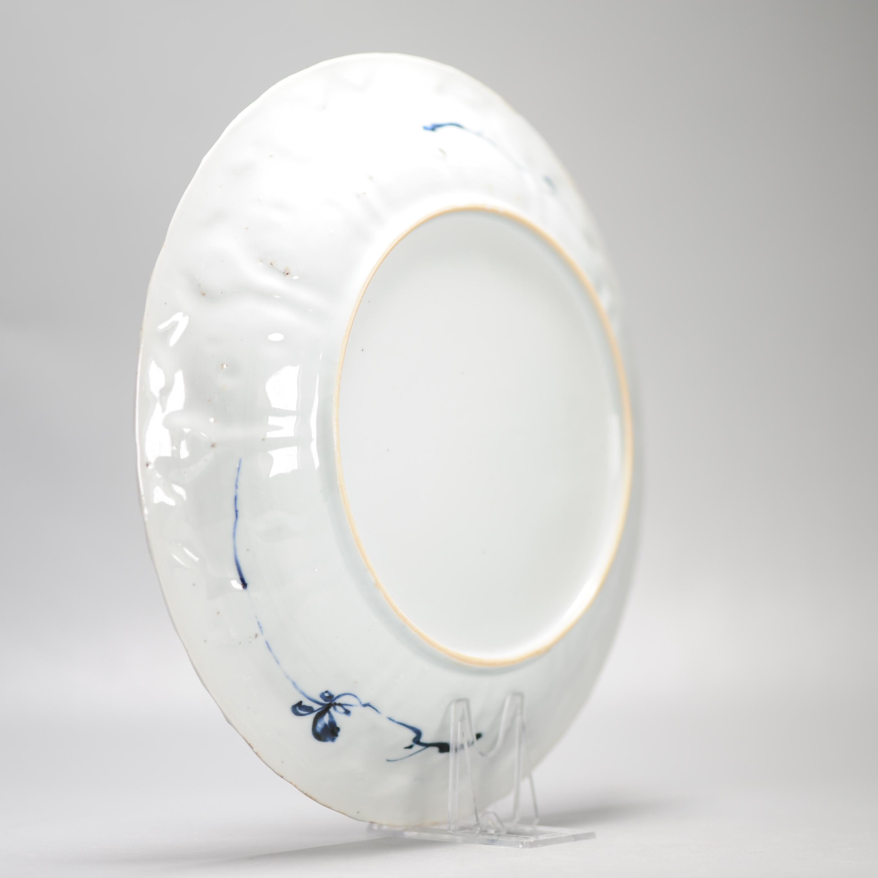 Porcelaine Plat en porcelaine chinoise ancienne de grande qualité datant de 1720, période Kangxi avec femmes en vente