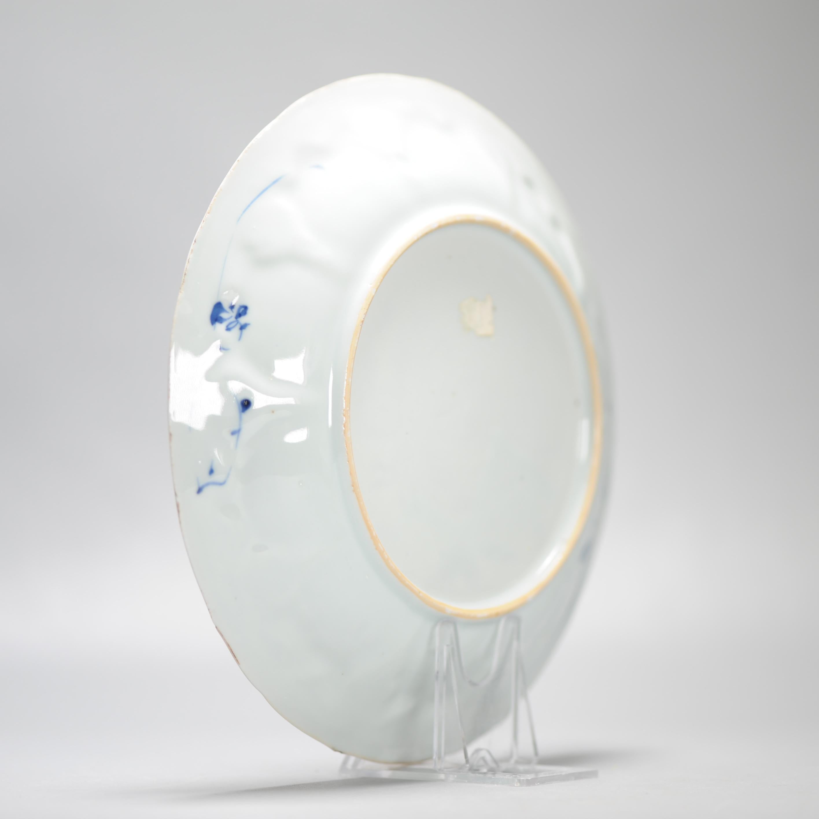 Porcelaine Plat en porcelaine chinoise ancienne de grande qualité datant de 1720, période Kangxi avec femmes en vente