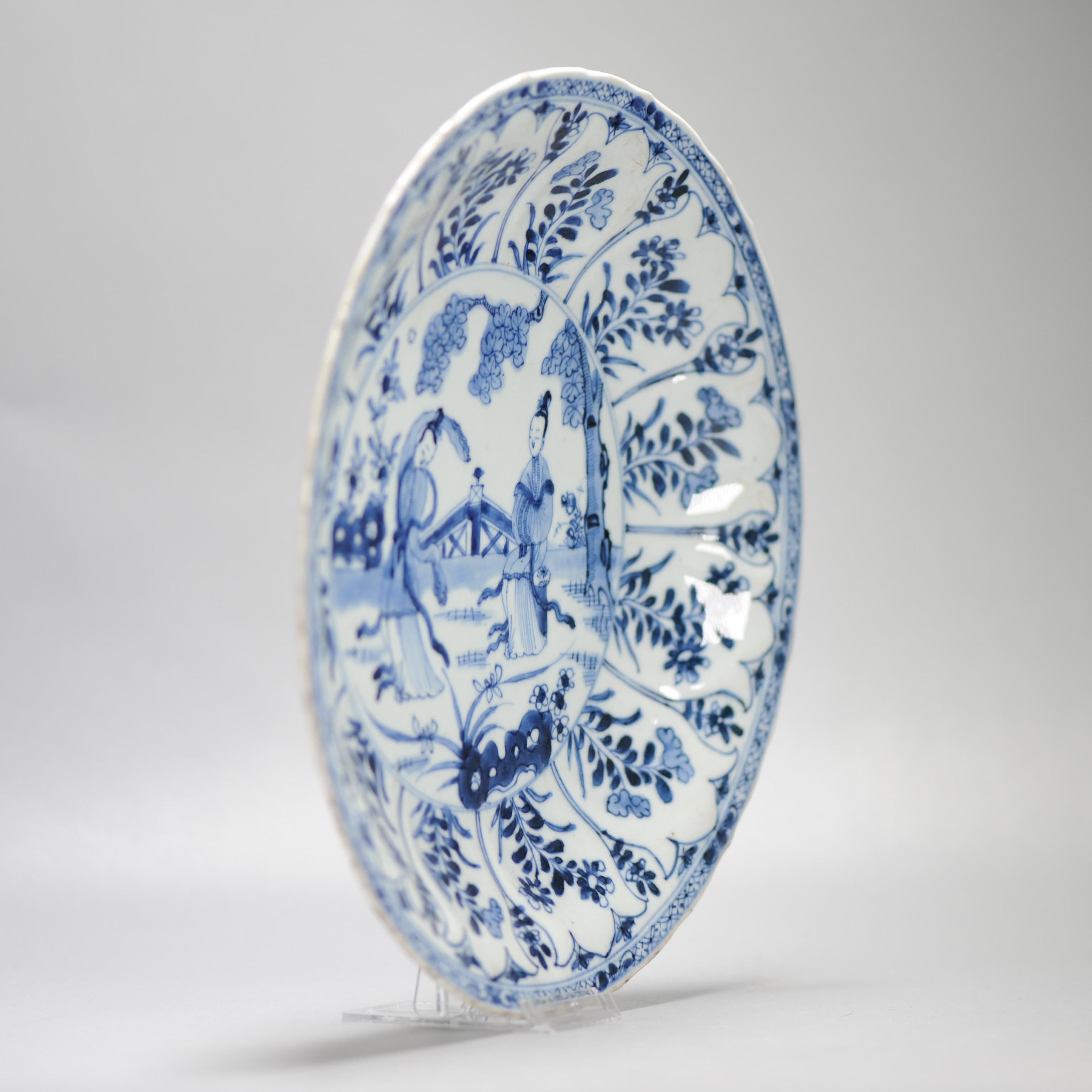 Plat en porcelaine chinoise ancienne de grande qualité datant de 1720, période Kangxi avec femmes en vente 1