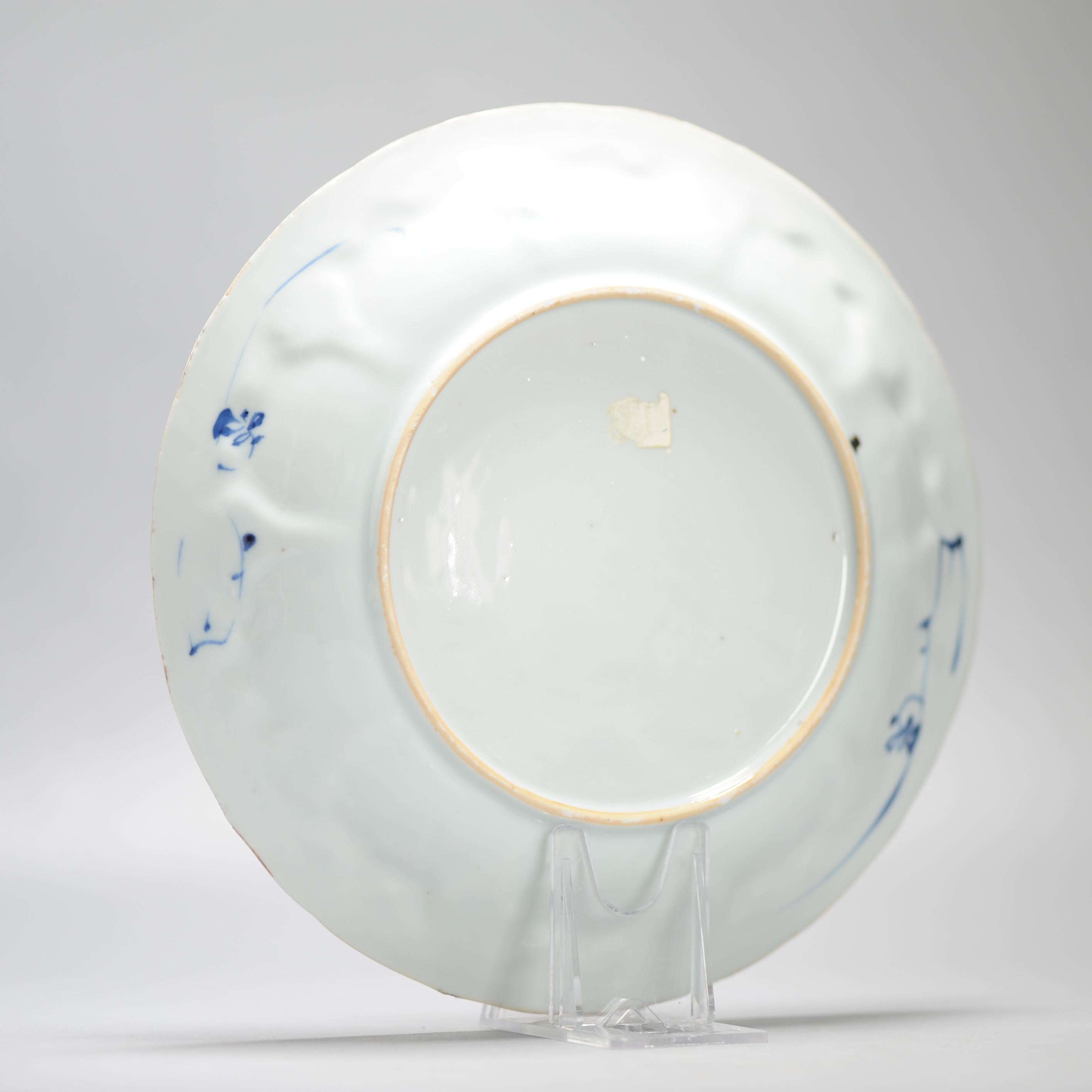Plat en porcelaine chinoise ancienne de grande qualité datant de 1720, période Kangxi avec femmes en vente 1