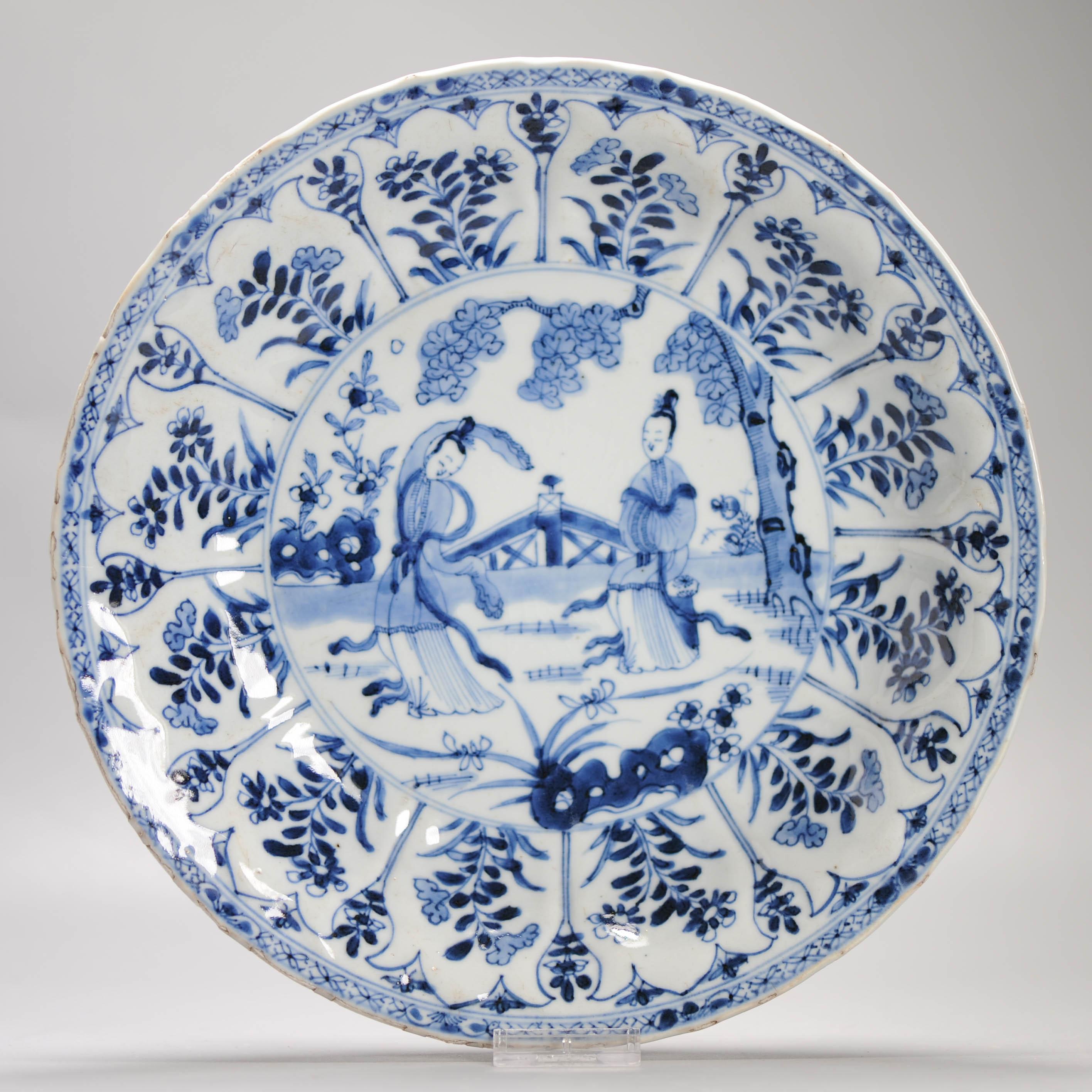 Plat en porcelaine chinoise ancienne de grande qualité datant de 1720, période Kangxi avec femmes en vente 2