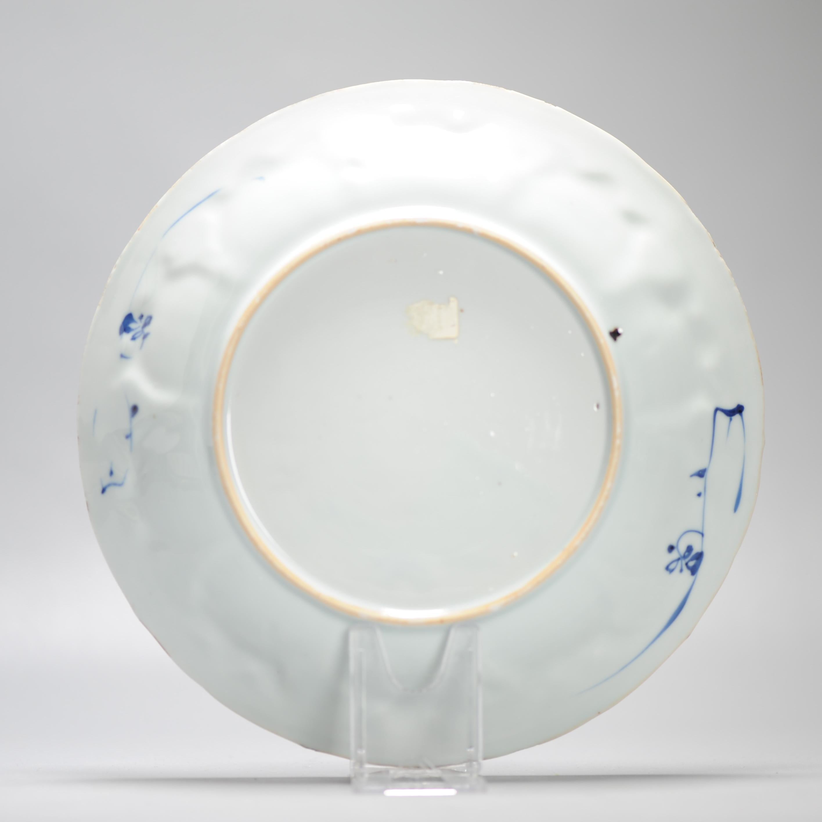 Plat en porcelaine chinoise ancienne de grande qualité datant de 1720, période Kangxi avec femmes en vente 2