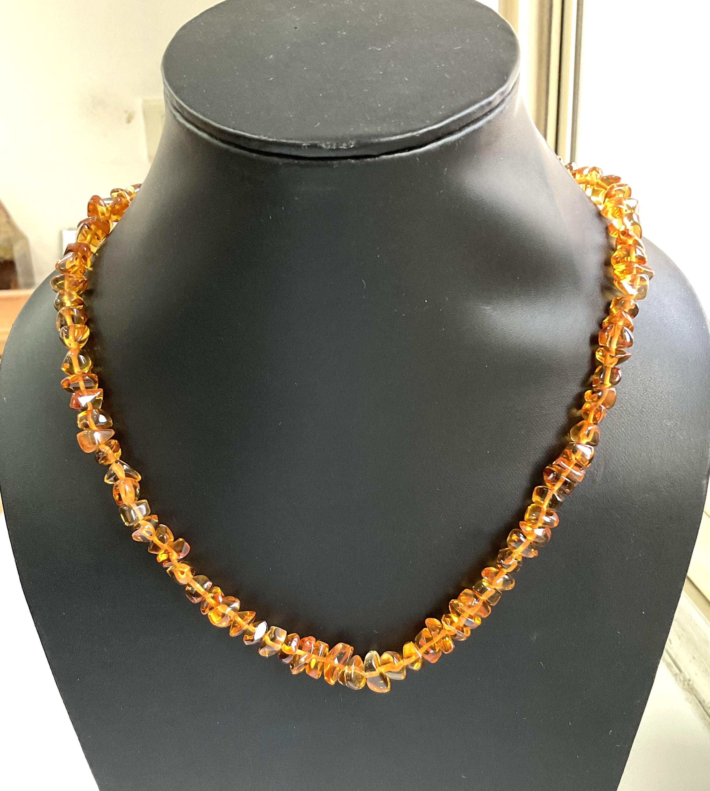 pierre précieuse - Citrine
Poids - 242,15 carats
taille - 8x4 à 10x6 mm
quantité - 1 brin