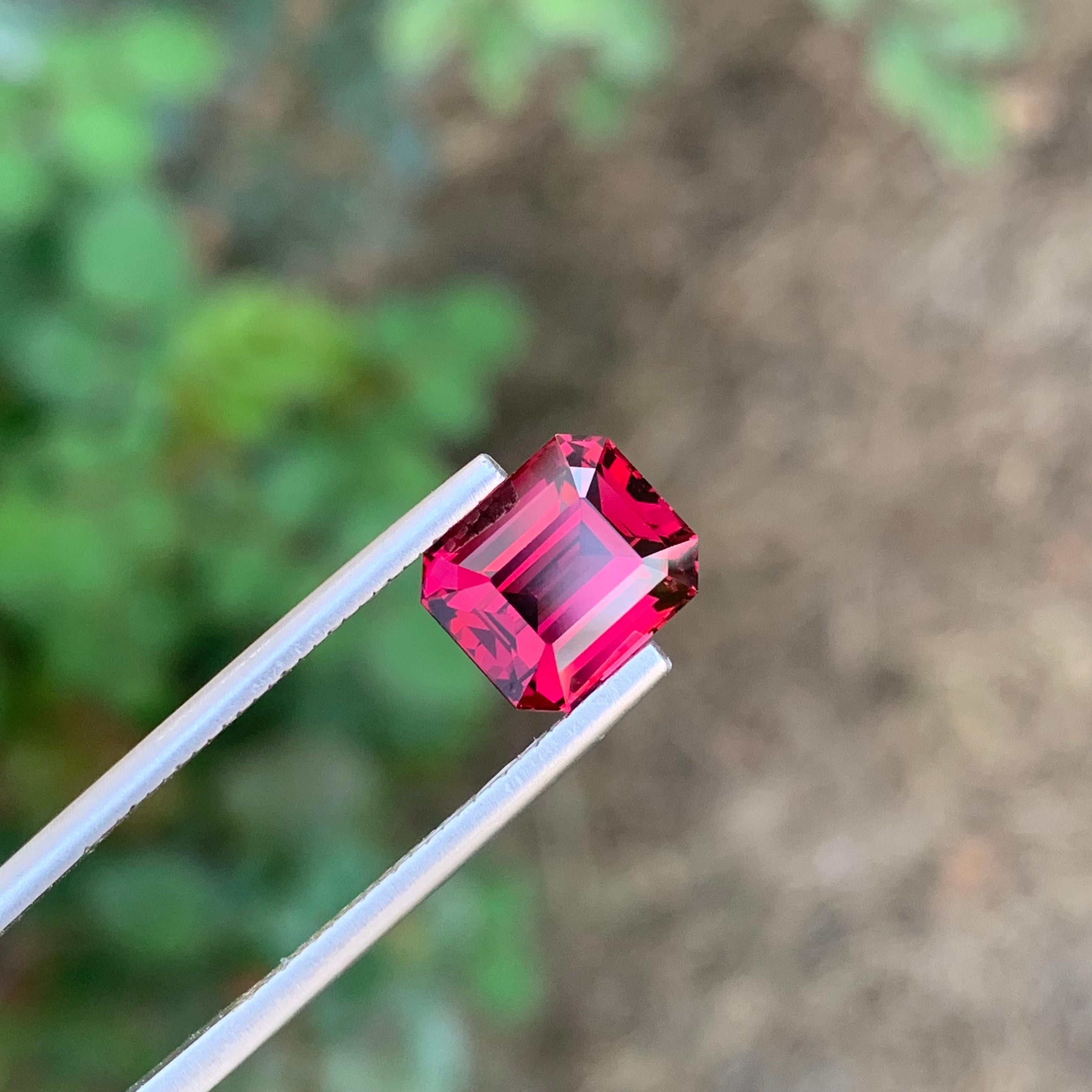 Top Quality 4.20 Carat Natural Loose Rhodolite Garnet Emerald Shape Gemstone In New Condition For Sale In Peshawar, PK
