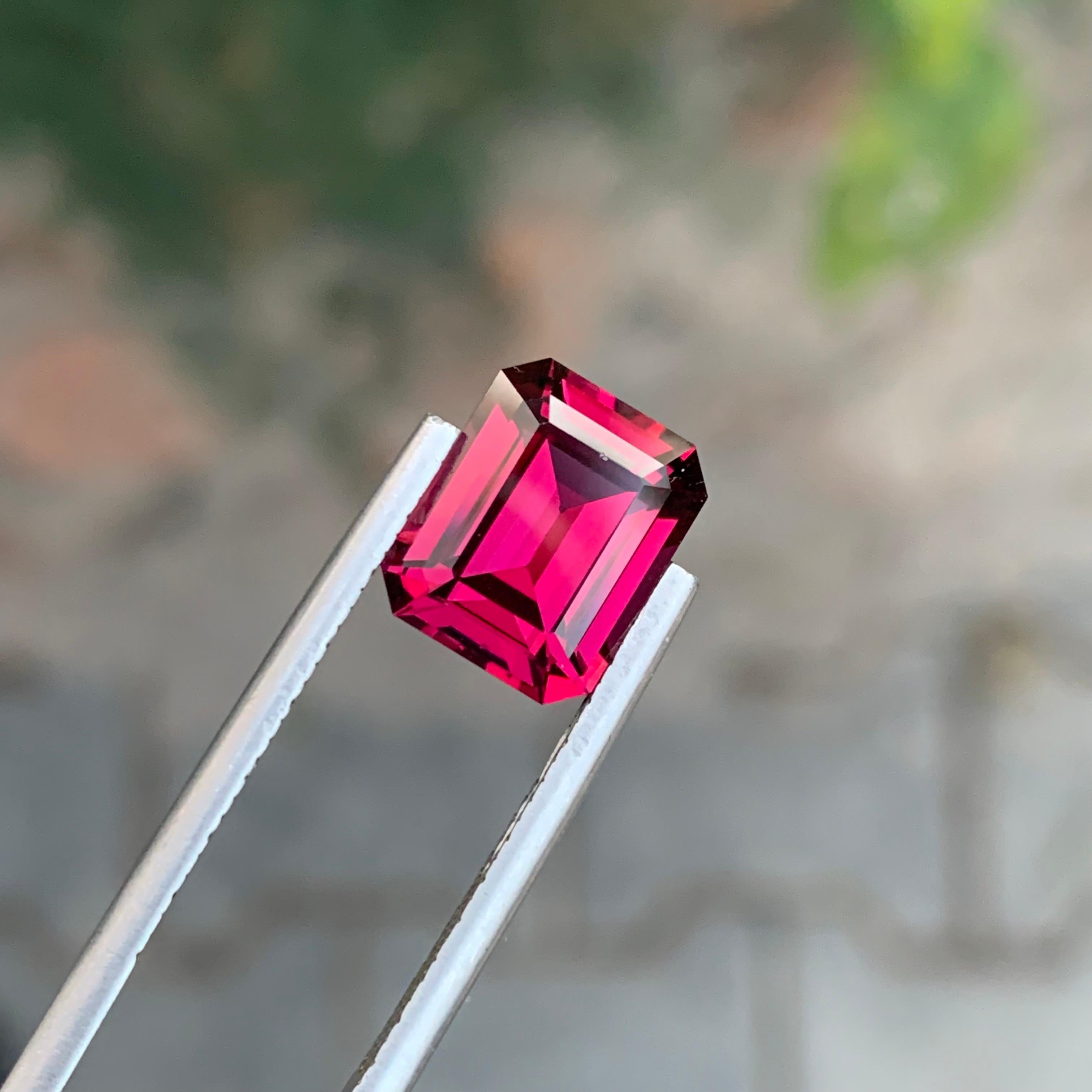 Top Qualität 4,40 Karat Natürliche Lose Rhodolith Granat Smaragd Form Edelstein im Angebot 4