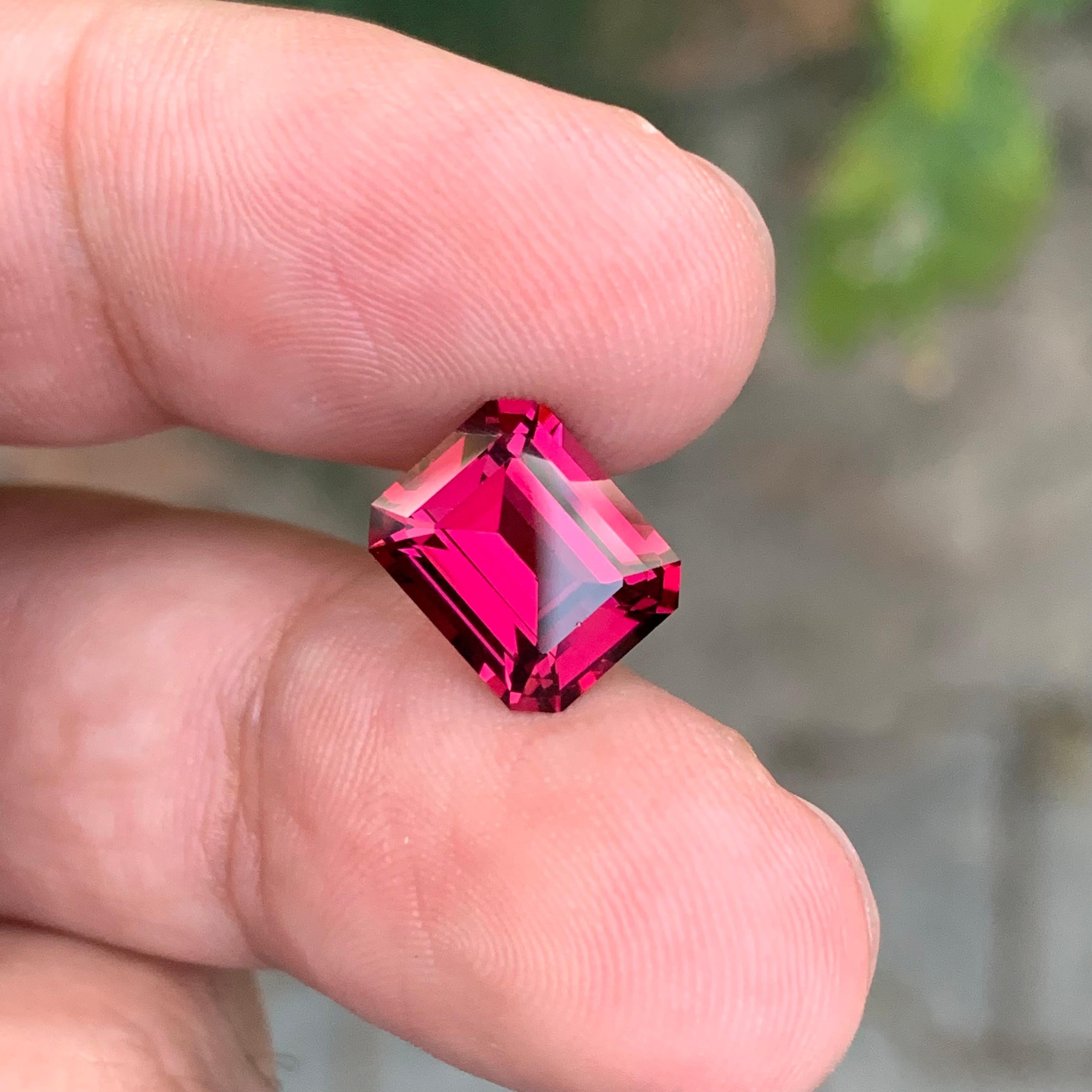 Top Qualität 4,40 Karat Natürliche Lose Rhodolith Granat Smaragd Form Edelstein im Zustand „Neu“ im Angebot in Peshawar, PK