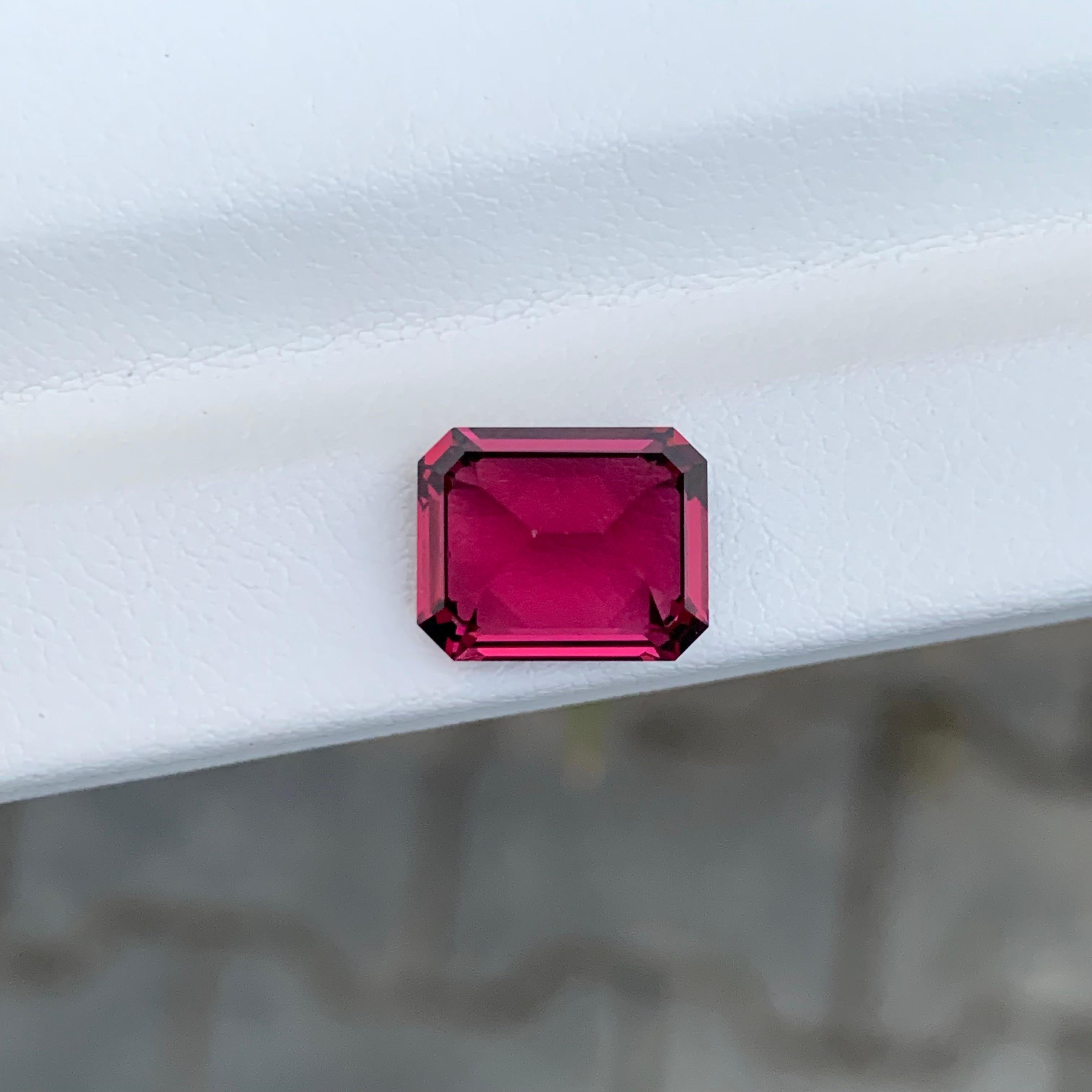 Top Qualität 4,40 Karat Natürliche Lose Rhodolith Granat Smaragd Form Edelstein im Angebot 2