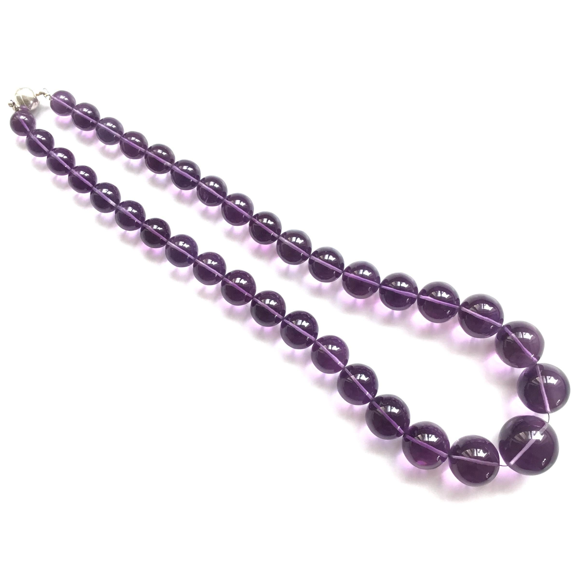 Top Qualität Natürliche Amethyst Kugeln Perlen Halskette Lupe Sauber Edelstein
Größe : 10 bis 22 MM Perlen
Gewicht : 744.45 Karat
Länge der Halskette : 16 Zoll