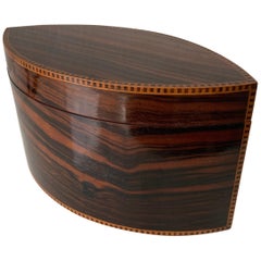 Scatola Art Deco in legno di noce, legno duro e legno satinato di ottima qualità e di forma straordinaria,