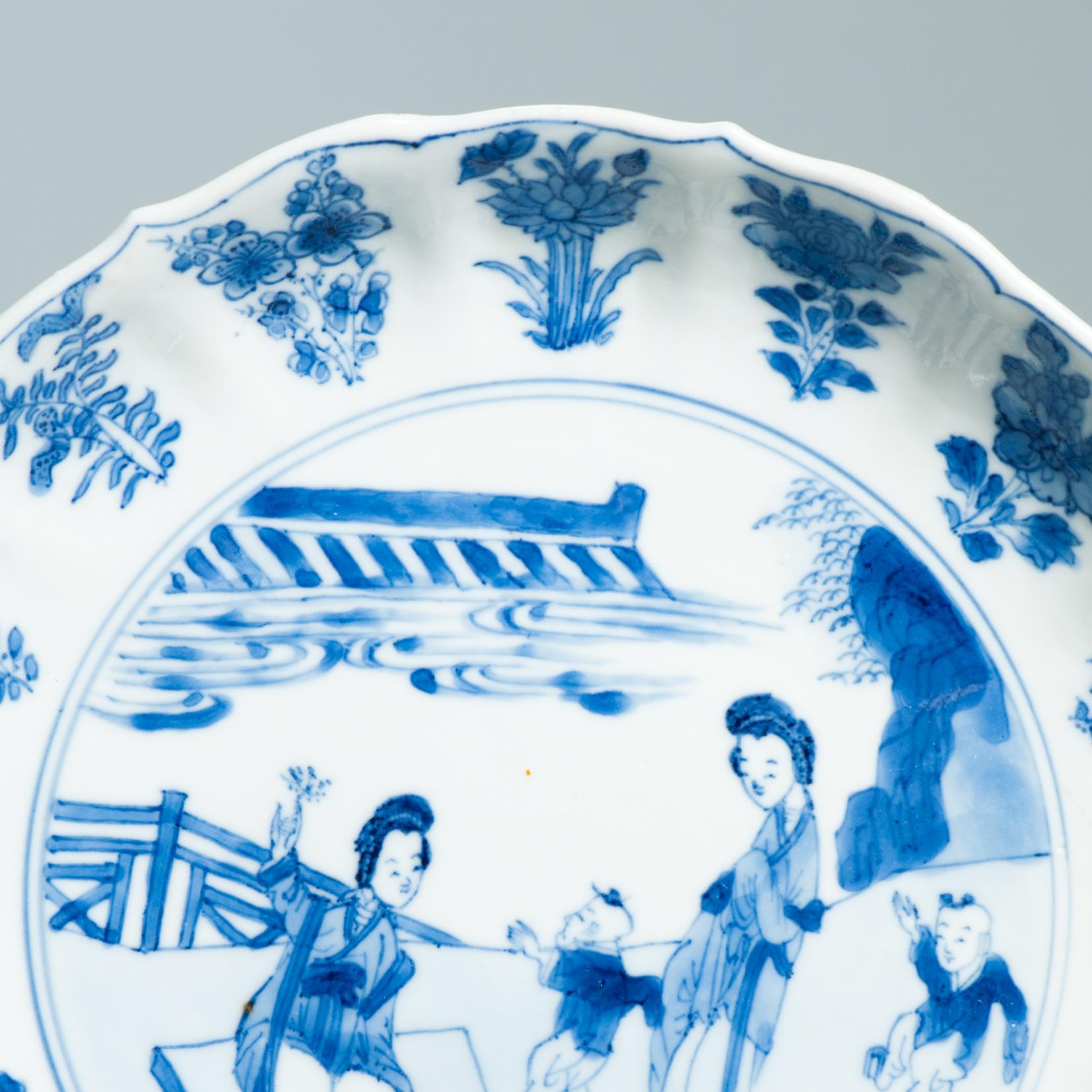 
Nous partageons avec vous cette belle assiette en porcelaine chinoise de la période Kangxi. Il présente une scène figurative bleu cobalt foncé représentant Lizas et Zotjes dans un jardin. Entouré de fleurs dans le mur.
Dos avec design/One

La base