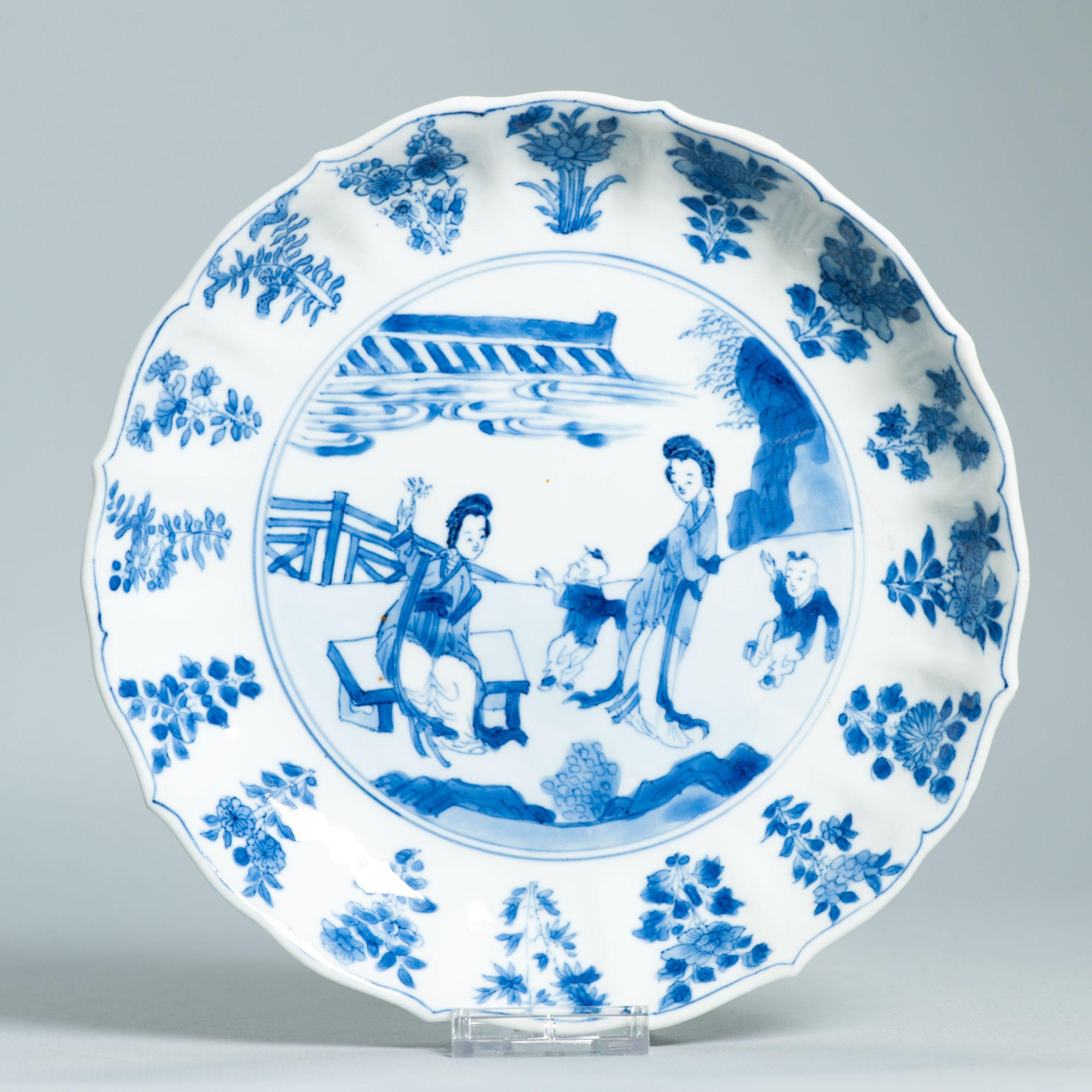 Plat ancien en porcelaine chinoise de qualité supérieure Période Kangxi Marque Chenghua Bon état - En vente à Amsterdam, Noord Holland