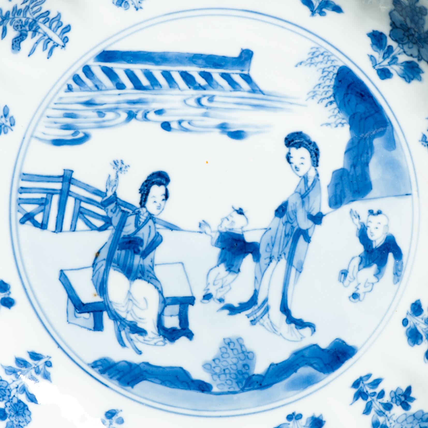 Plat ancien en porcelaine chinoise de qualité supérieure Période Kangxi Marque Chenghua en vente 1