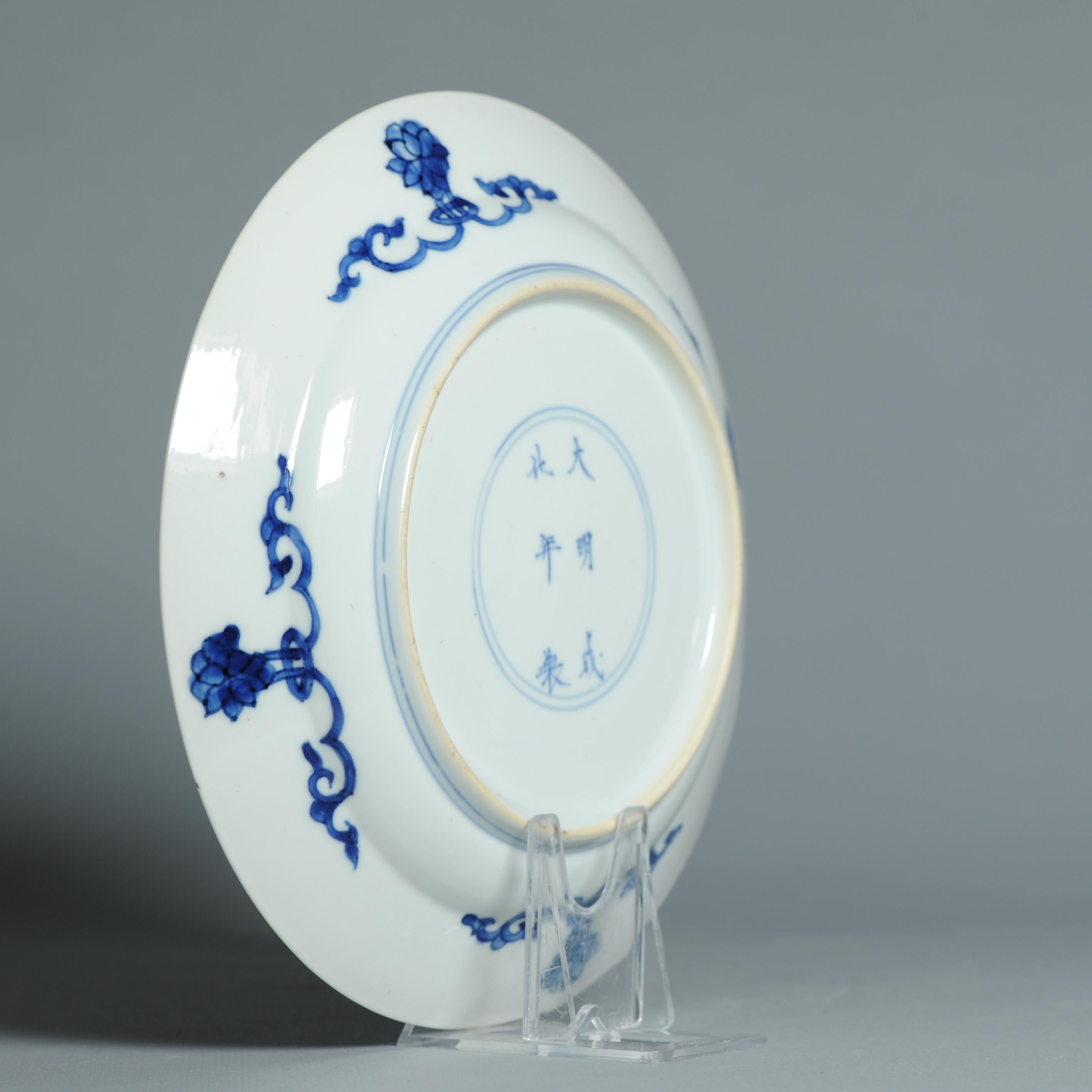 Plat en porcelaine chinoise ancienne de grande qualité de la période Kangxi et marqué Chenghua en vente 3