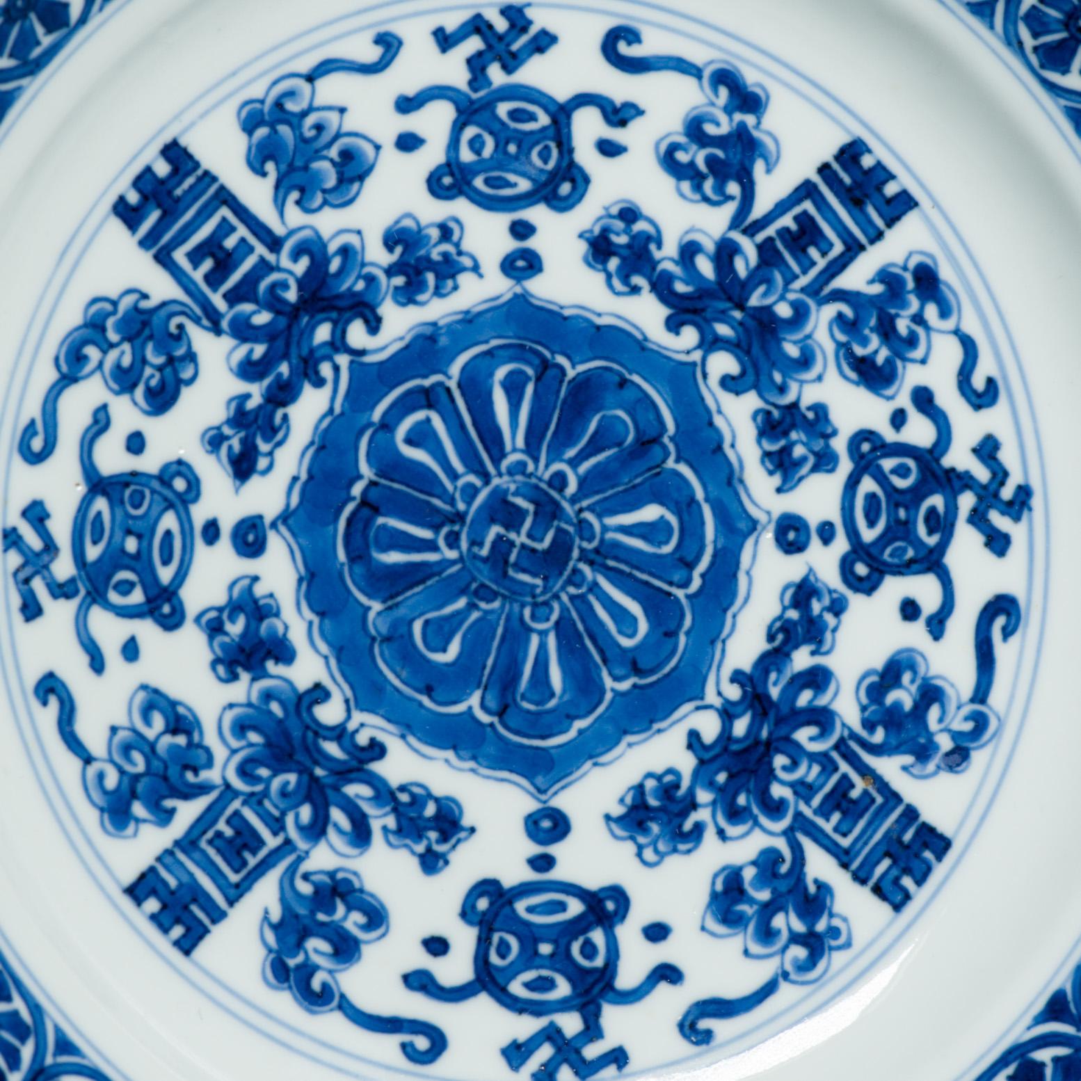 Plat en porcelaine chinoise ancienne de grande qualité de la période Kangxi et marqué Chenghua en vente 3