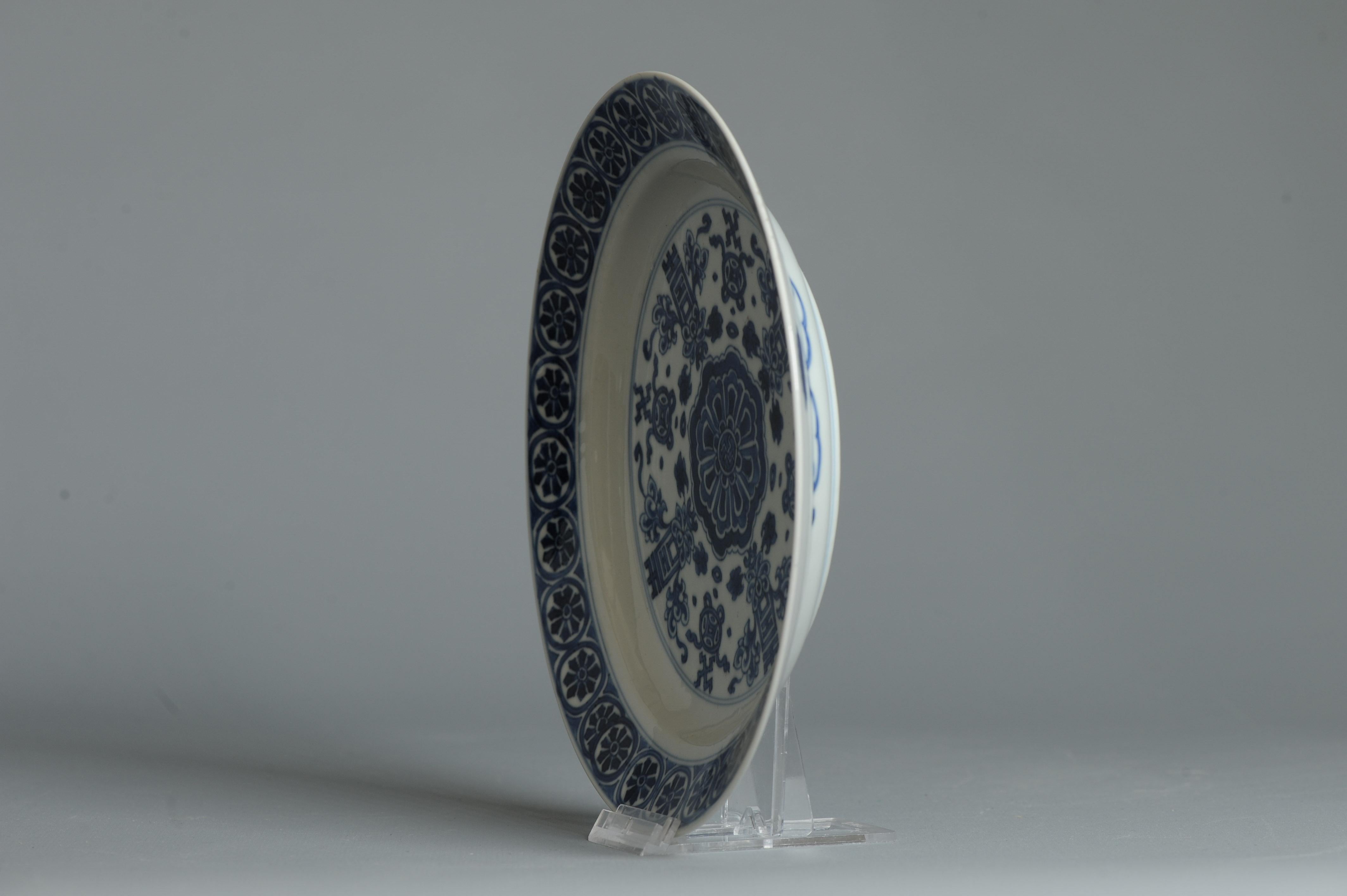 Plat en porcelaine chinoise ancienne de grande qualité de la période Kangxi et marqué Chenghua en vente 3