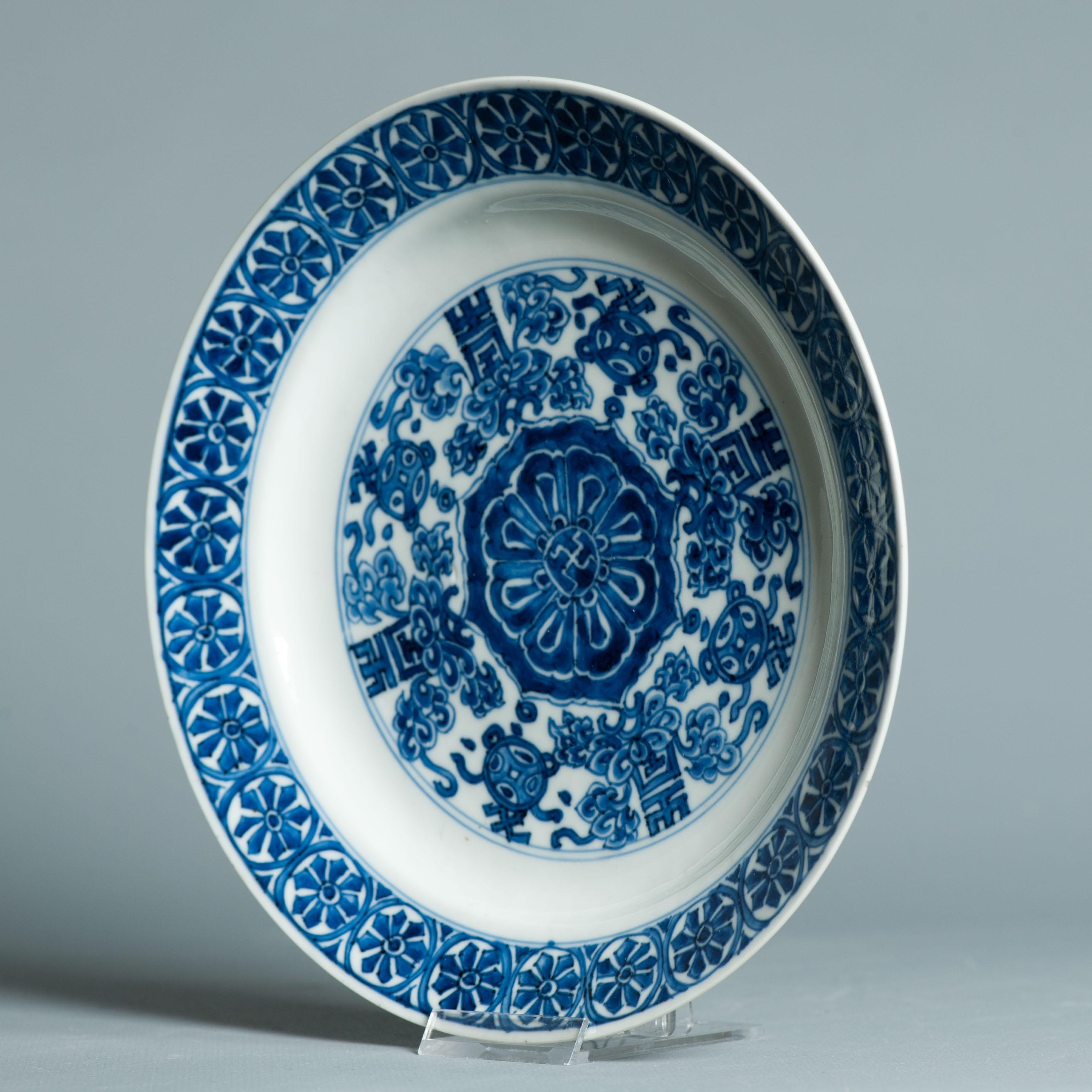 Plat en porcelaine chinoise ancienne de grande qualité de la période Kangxi et marqué Chenghua en vente 4