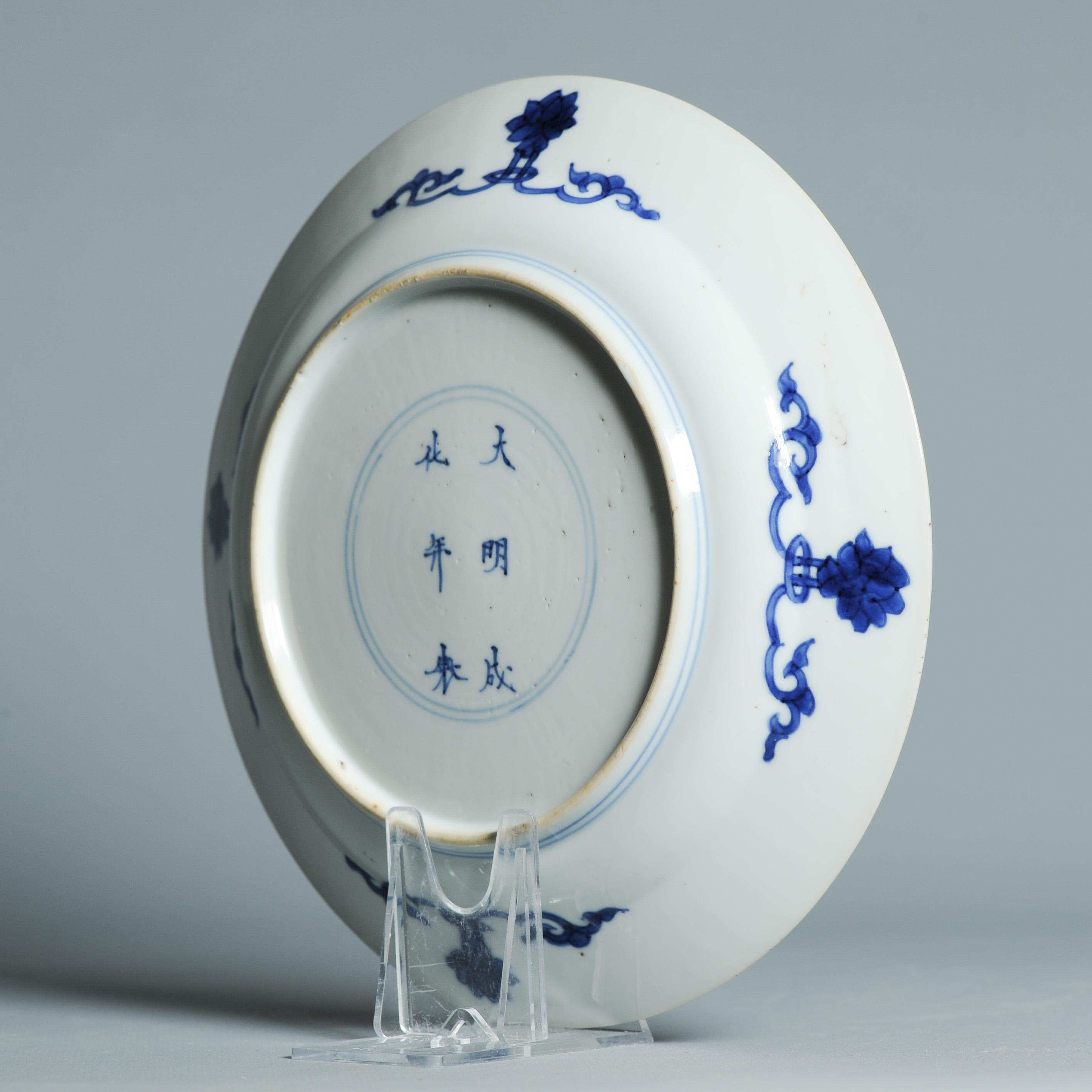 Plat en porcelaine chinoise ancienne de grande qualité de la période Kangxi et marqué Chenghua en vente 4