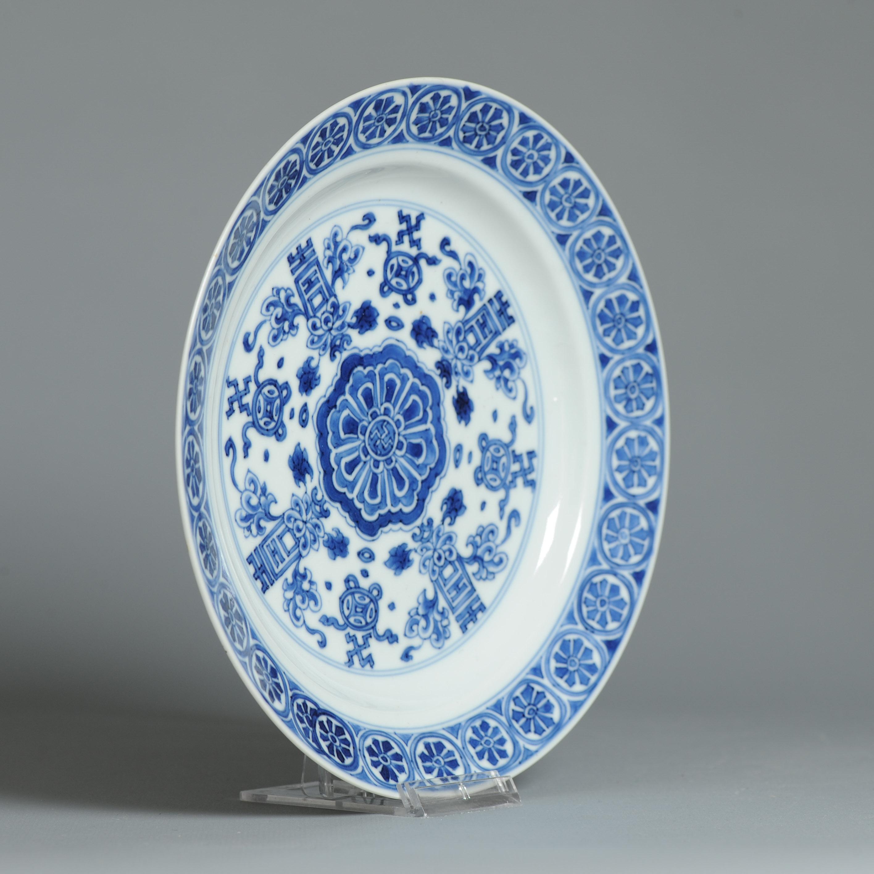 Plat en porcelaine chinoise ancienne de grande qualité de la période Kangxi et marqué Chenghua en vente 4