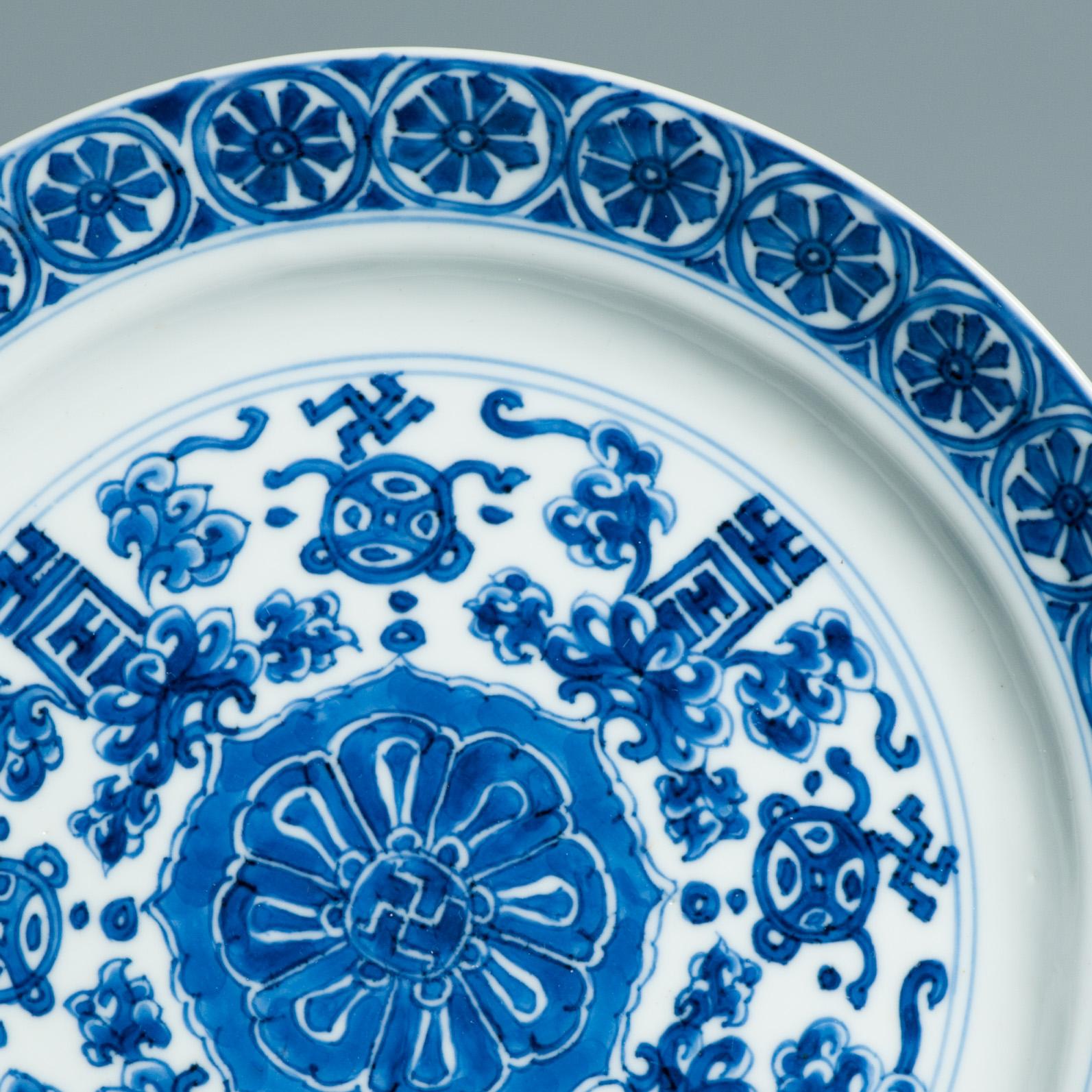 Plat en porcelaine chinoise ancienne de grande qualité de la période Kangxi et marqué Chenghua en vente 6