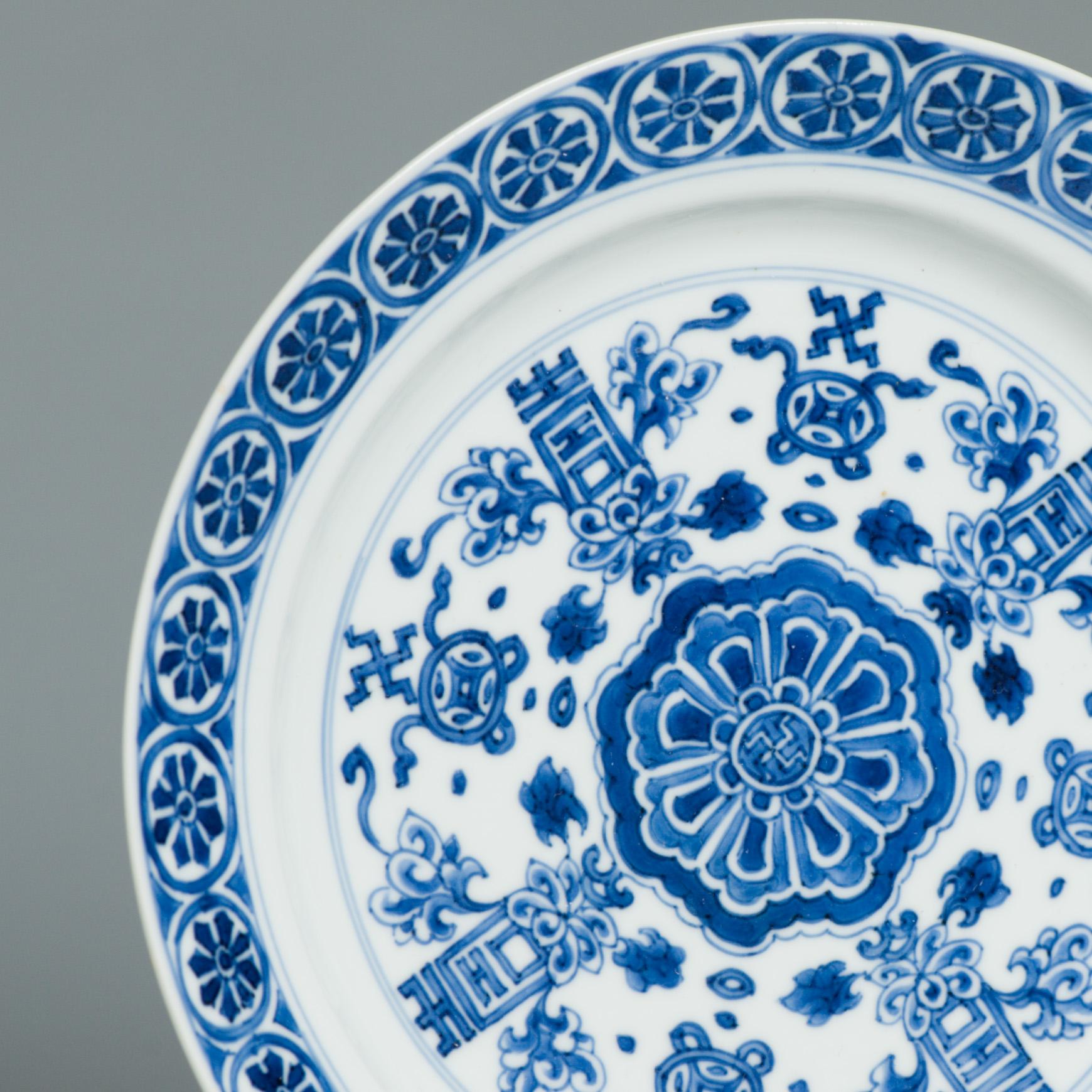 Plat en porcelaine chinoise ancienne de grande qualité de la période Kangxi et marqué Chenghua en vente 6