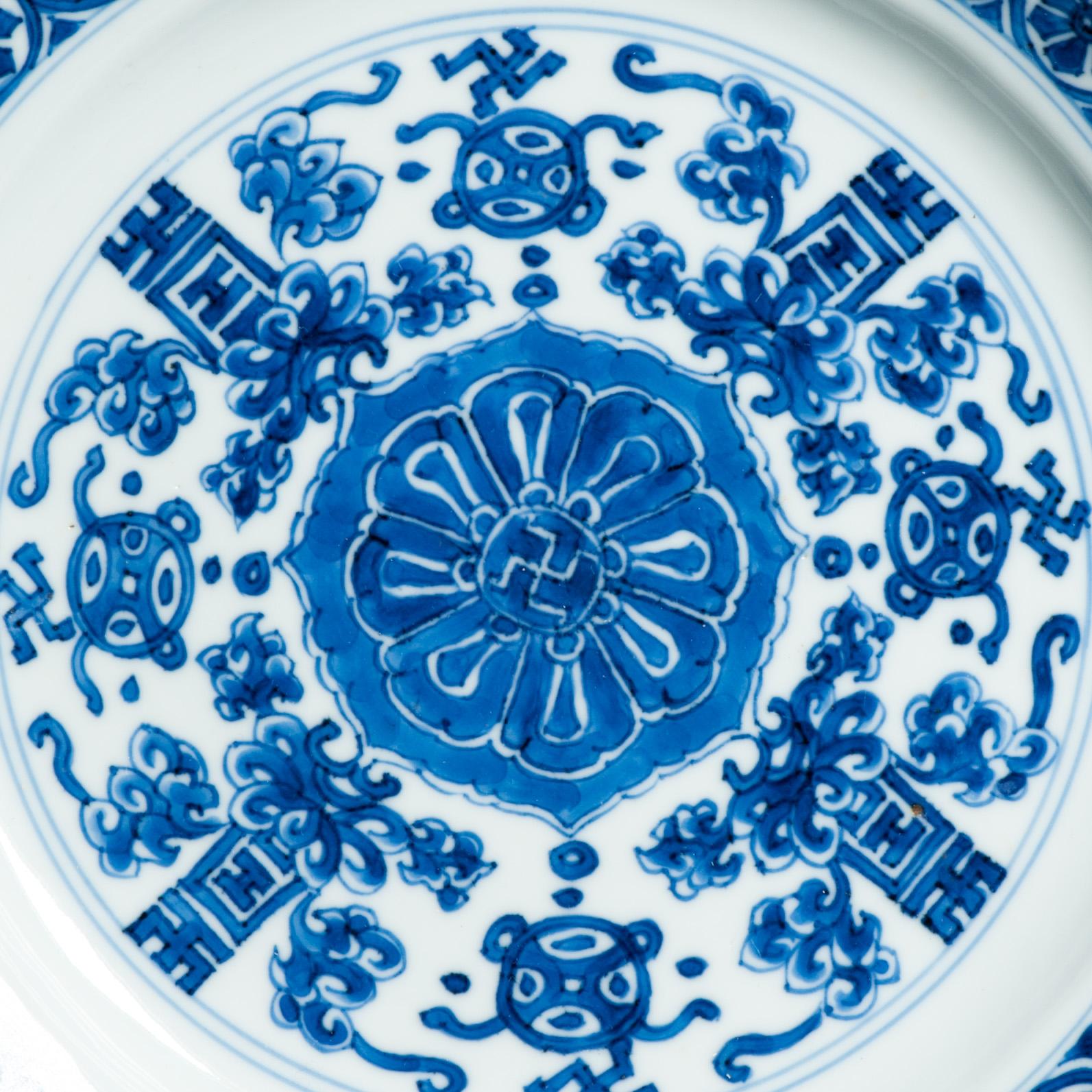 Plat en porcelaine chinoise ancienne de grande qualité de la période Kangxi et marqué Chenghua en vente 8