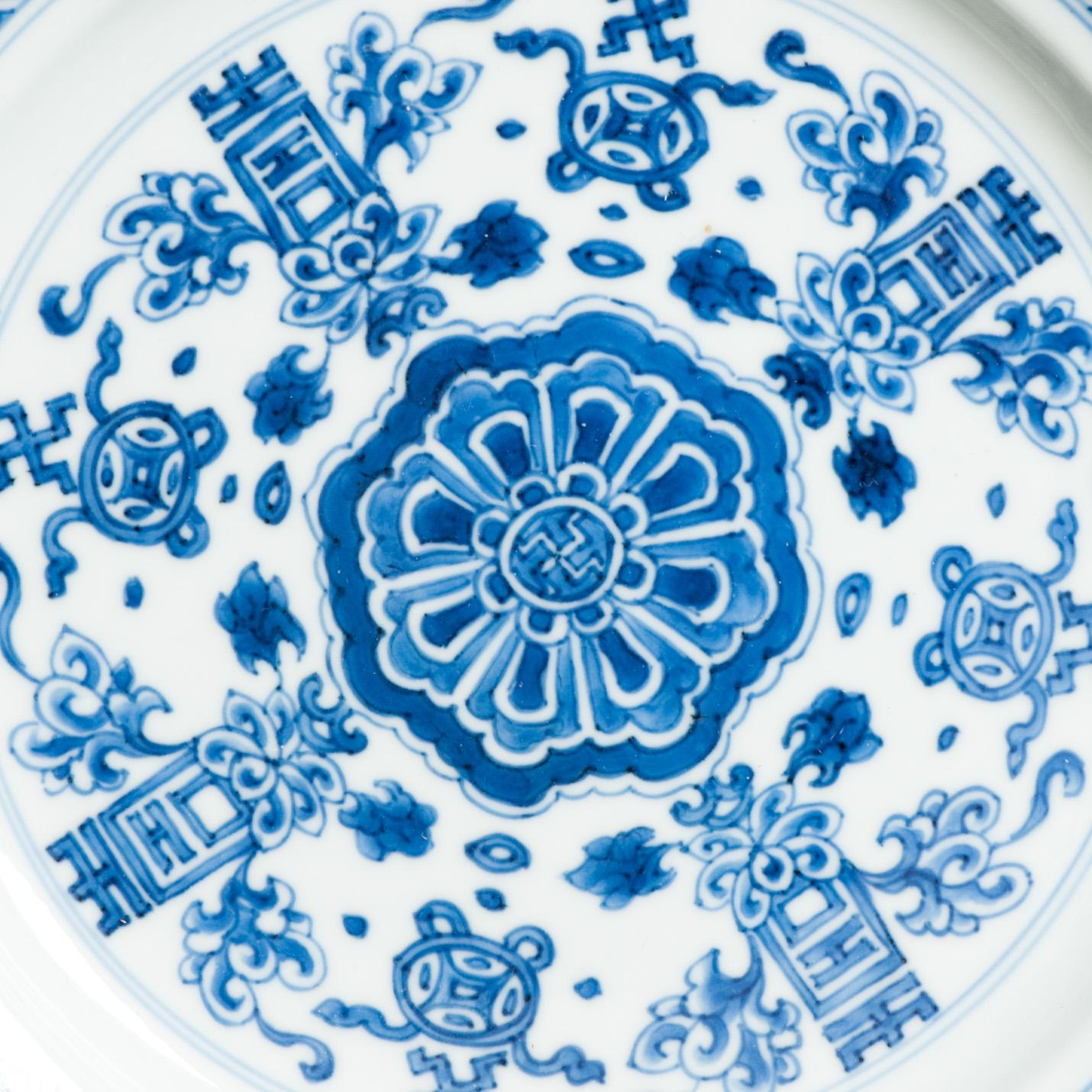 Plat en porcelaine chinoise ancienne de grande qualité de la période Kangxi et marqué Chenghua en vente 8