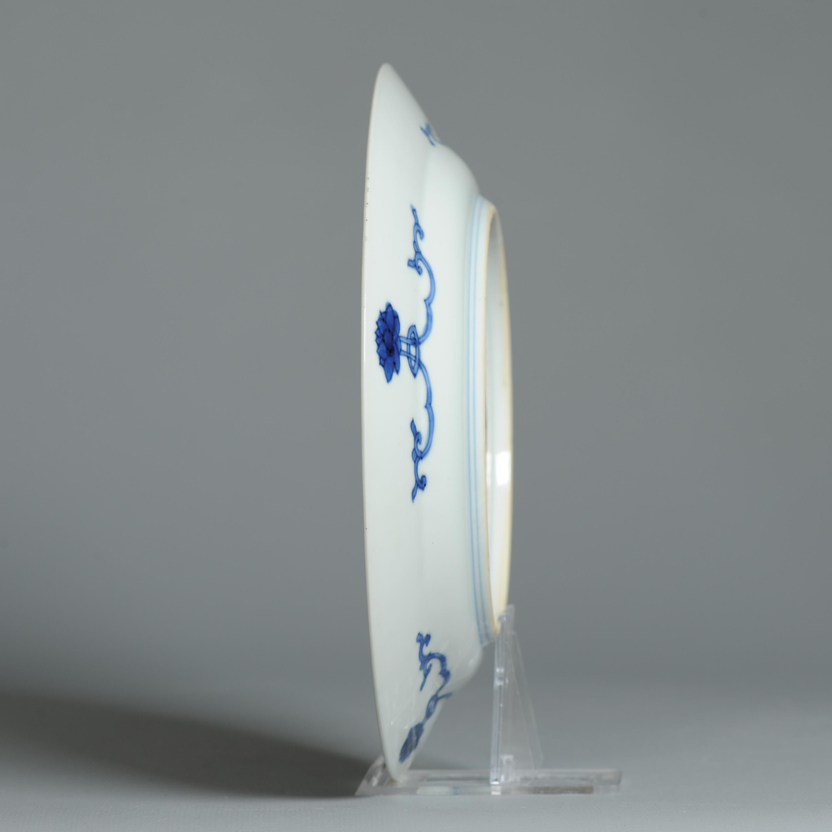 Plat en porcelaine chinoise ancienne de grande qualité de la période Kangxi et marqué Chenghua en vente 9