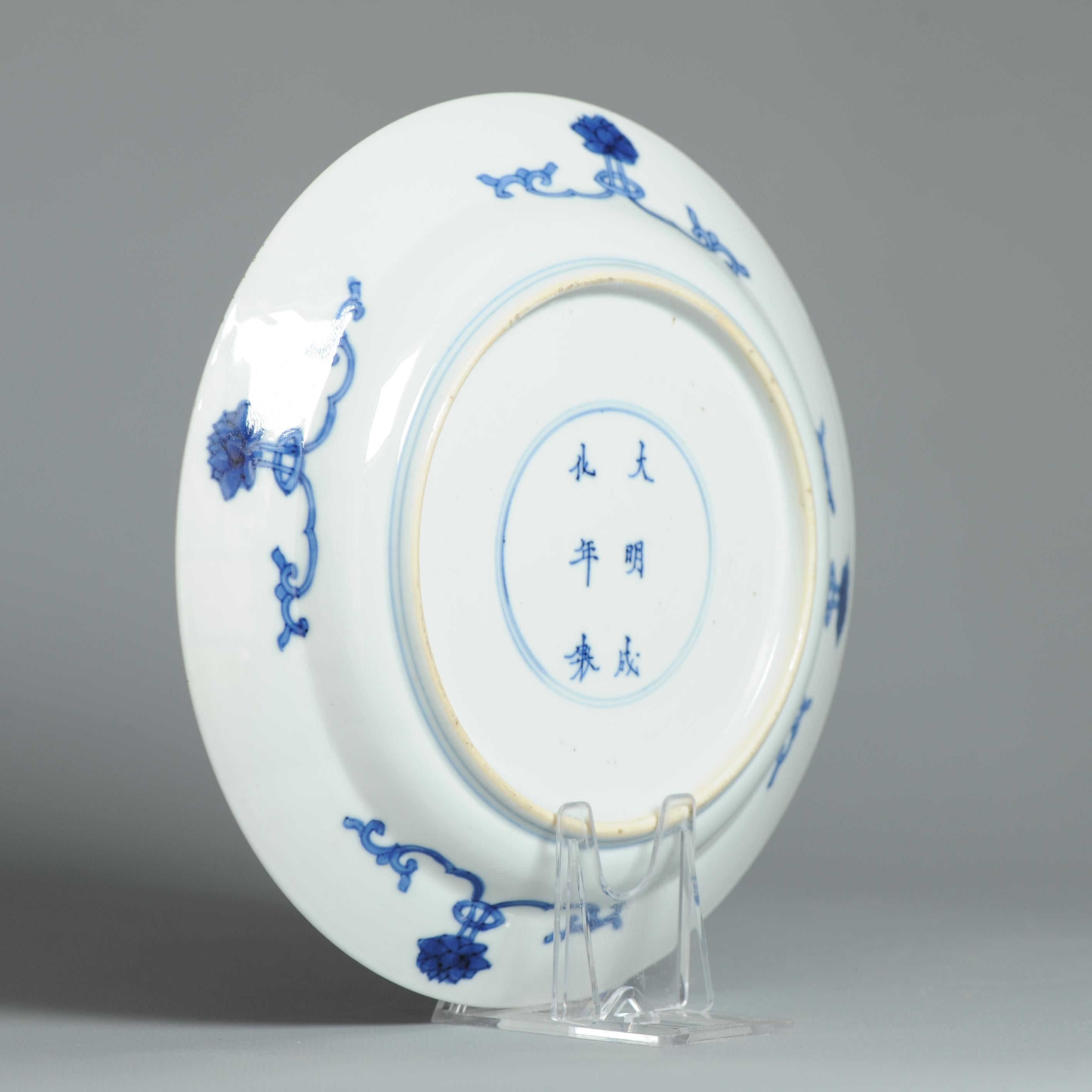 Plat en porcelaine chinoise ancienne de grande qualité de la période Kangxi et marqué Chenghua en vente 10