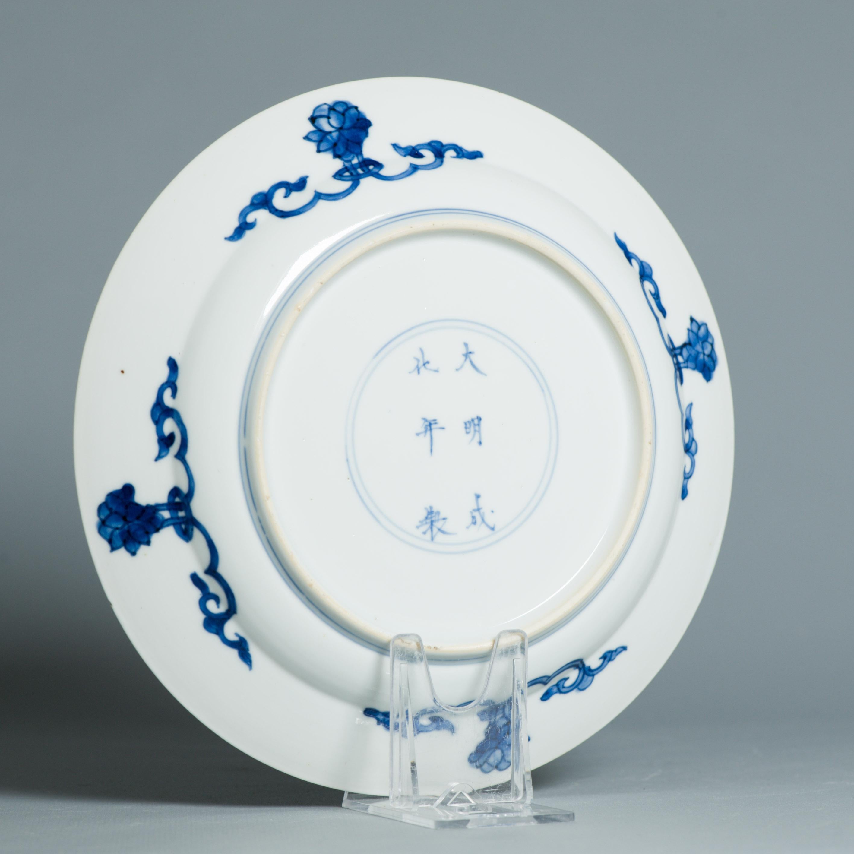 
Nous partageons avec vous cette exceptionnelle assiette en porcelaine chinoise de la période Kangxi. Elle présente une scène bleu cobalt foncé avec des motifs géométriques, des objets et des symboles.

La base porte une marque chenghua.

Pays