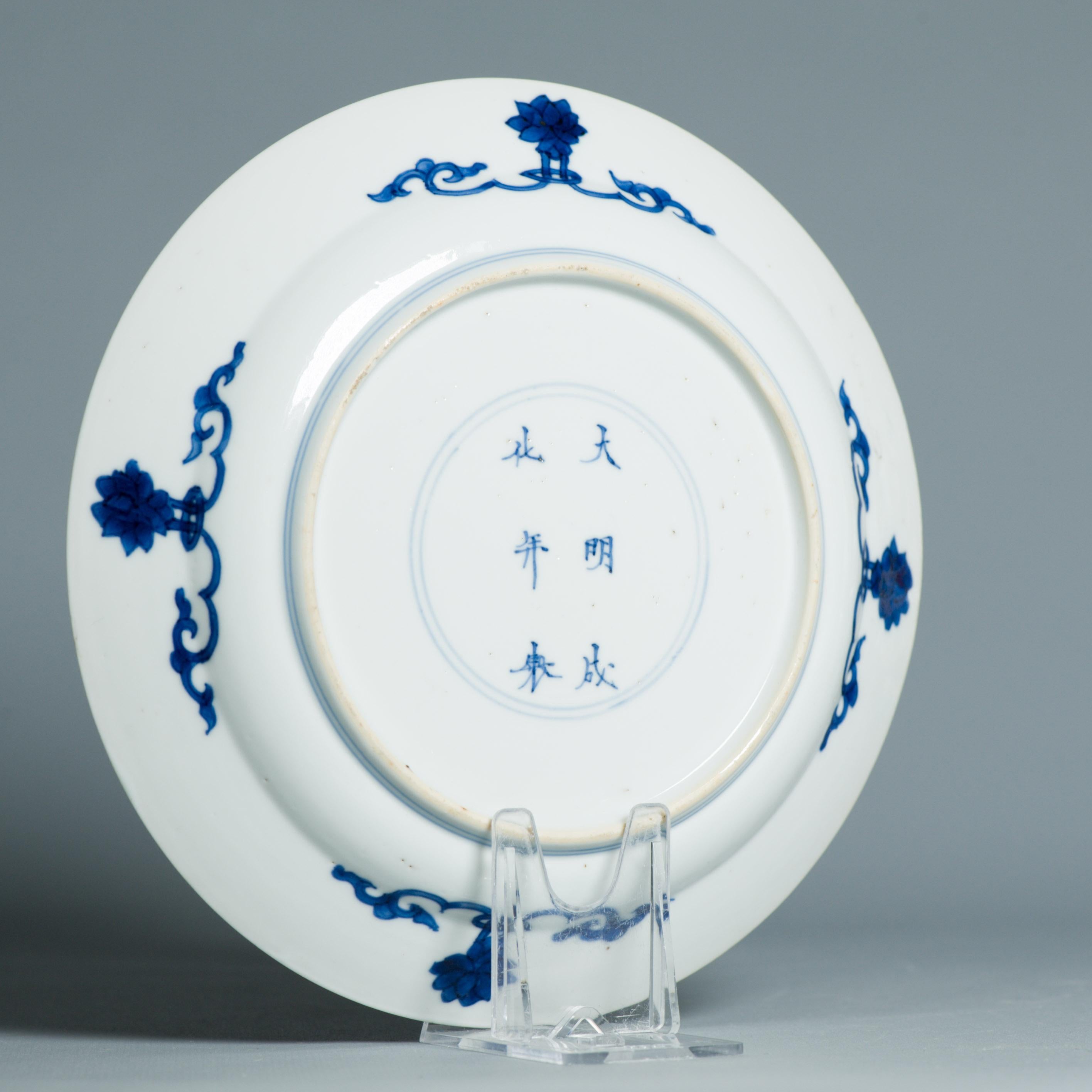
Nous partageons avec vous cette exceptionnelle assiette en porcelaine chinoise de la période Kangxi. Elle présente une scène bleu cobalt foncé avec des motifs géométriques, des objets et des symboles.

La base porte une marque chenghua.

Pays