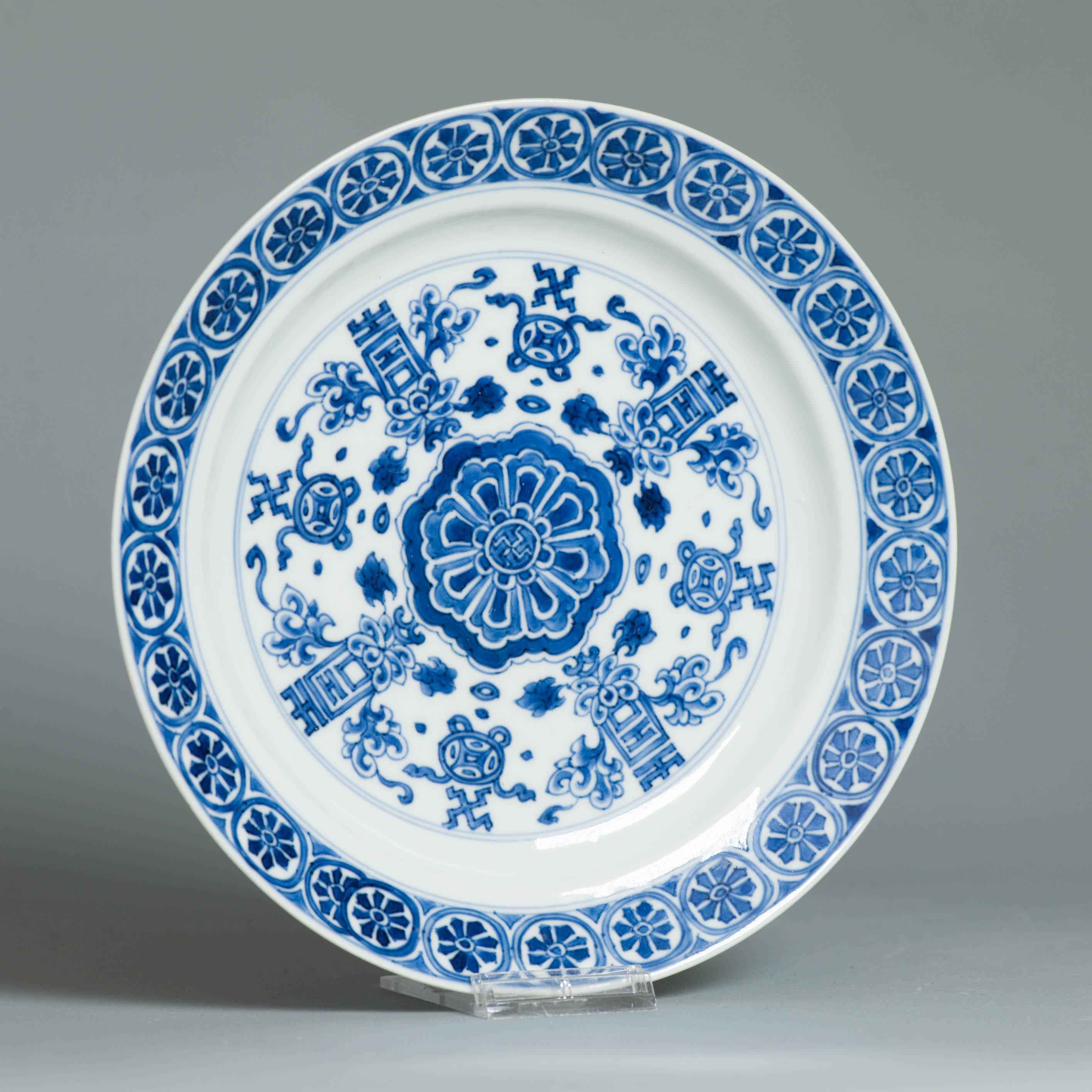 
Nous partageons avec vous cette exceptionnelle assiette en porcelaine chinoise de la période Kangxi. Elle présente une scène bleu cobalt foncé avec des motifs géométriques, des objets et des symboles.

La base porte une marque chenghua.

Pays