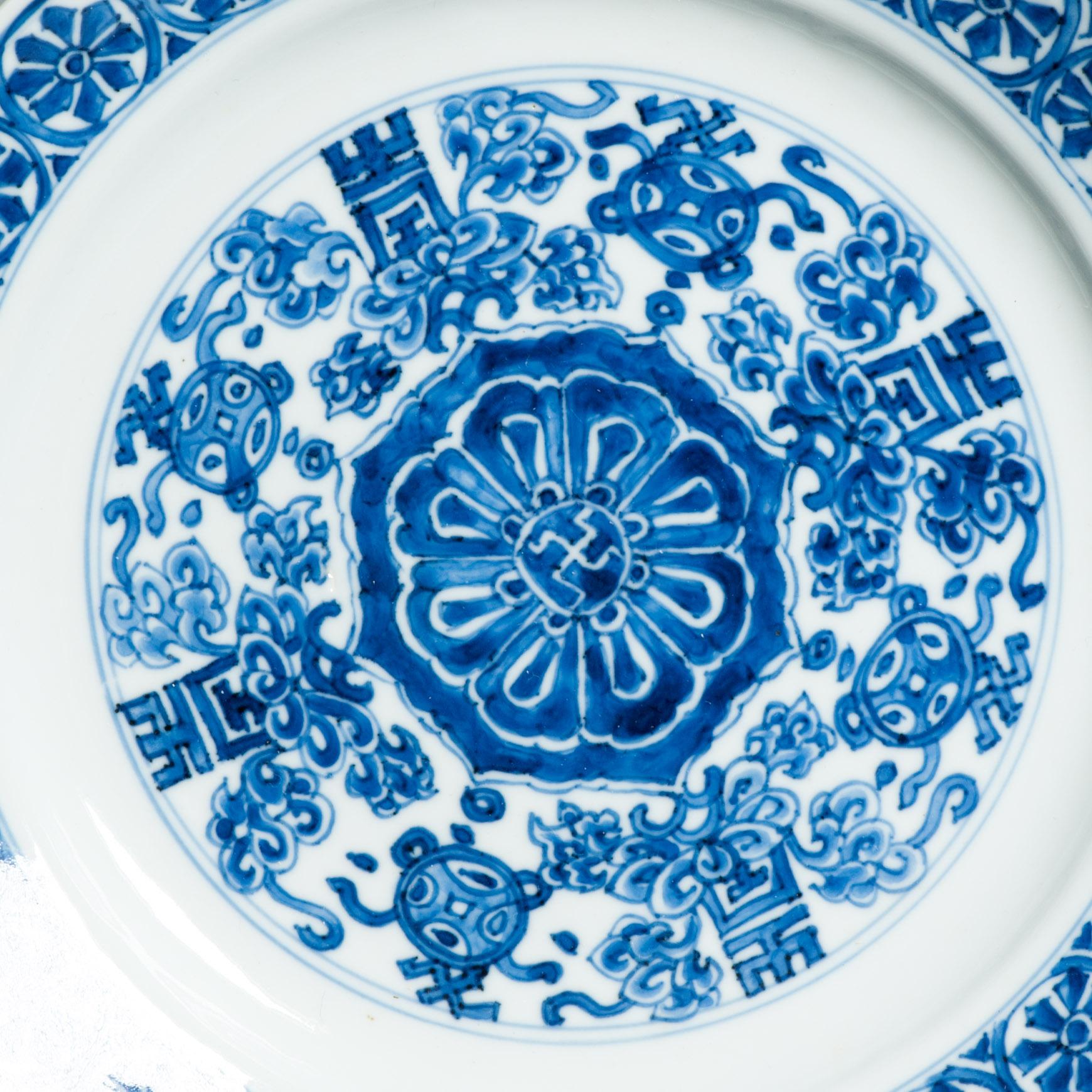 Chinois Plat en porcelaine chinoise ancienne de grande qualité de la période Kangxi et marqué Chenghua en vente