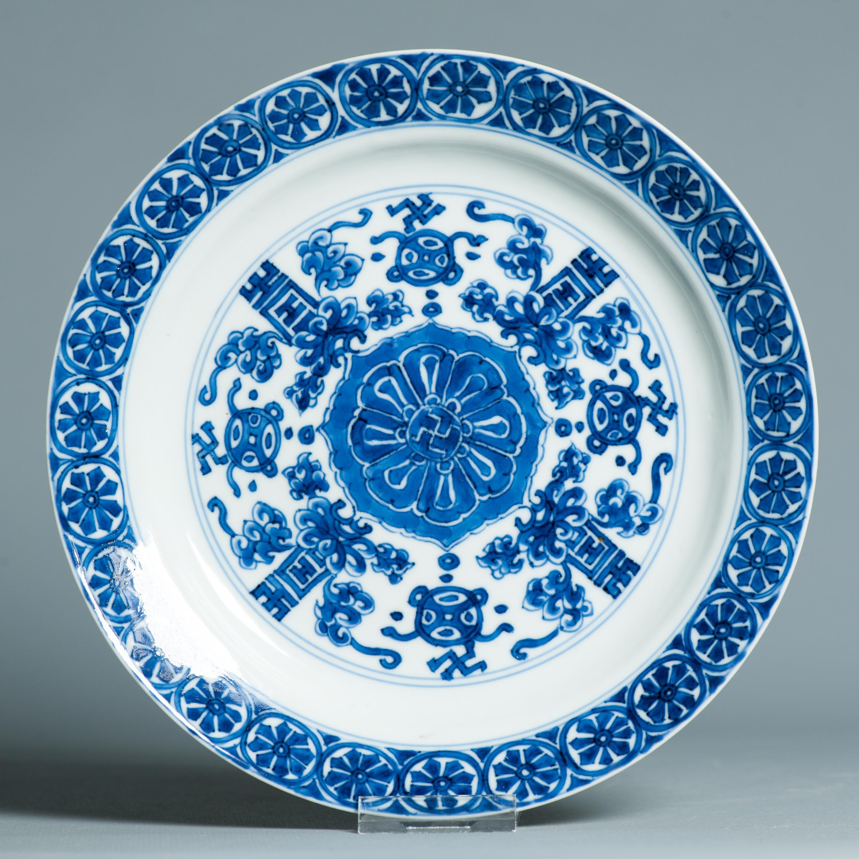 Chinois Plat en porcelaine chinoise ancienne de grande qualité de la période Kangxi et marqué Chenghua en vente