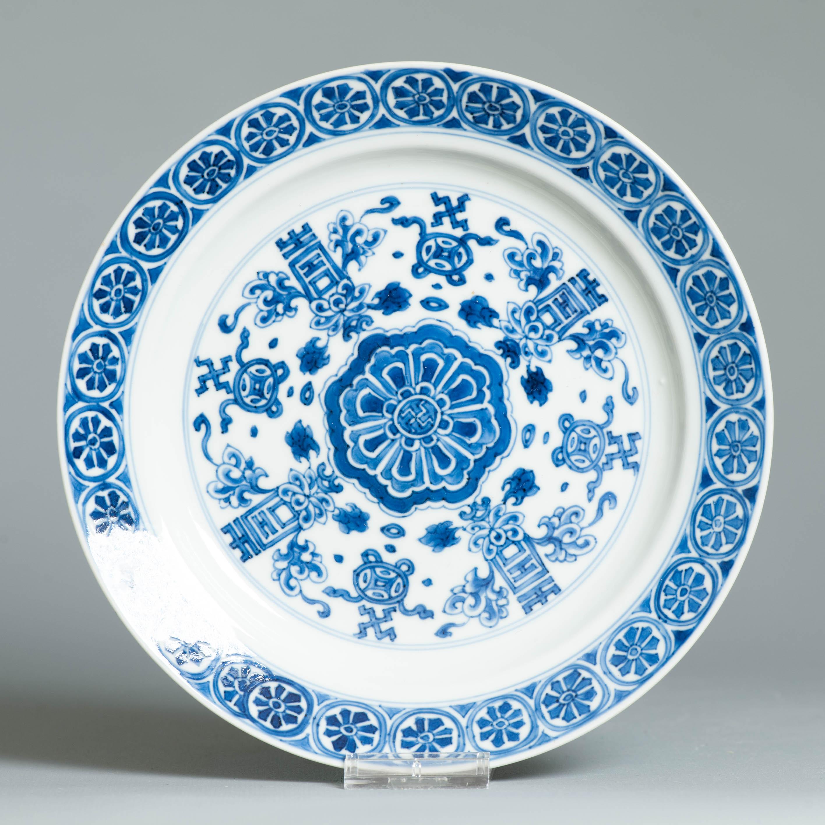 Chinois Plat en porcelaine chinoise ancienne de grande qualité de la période Kangxi et marqué Chenghua en vente
