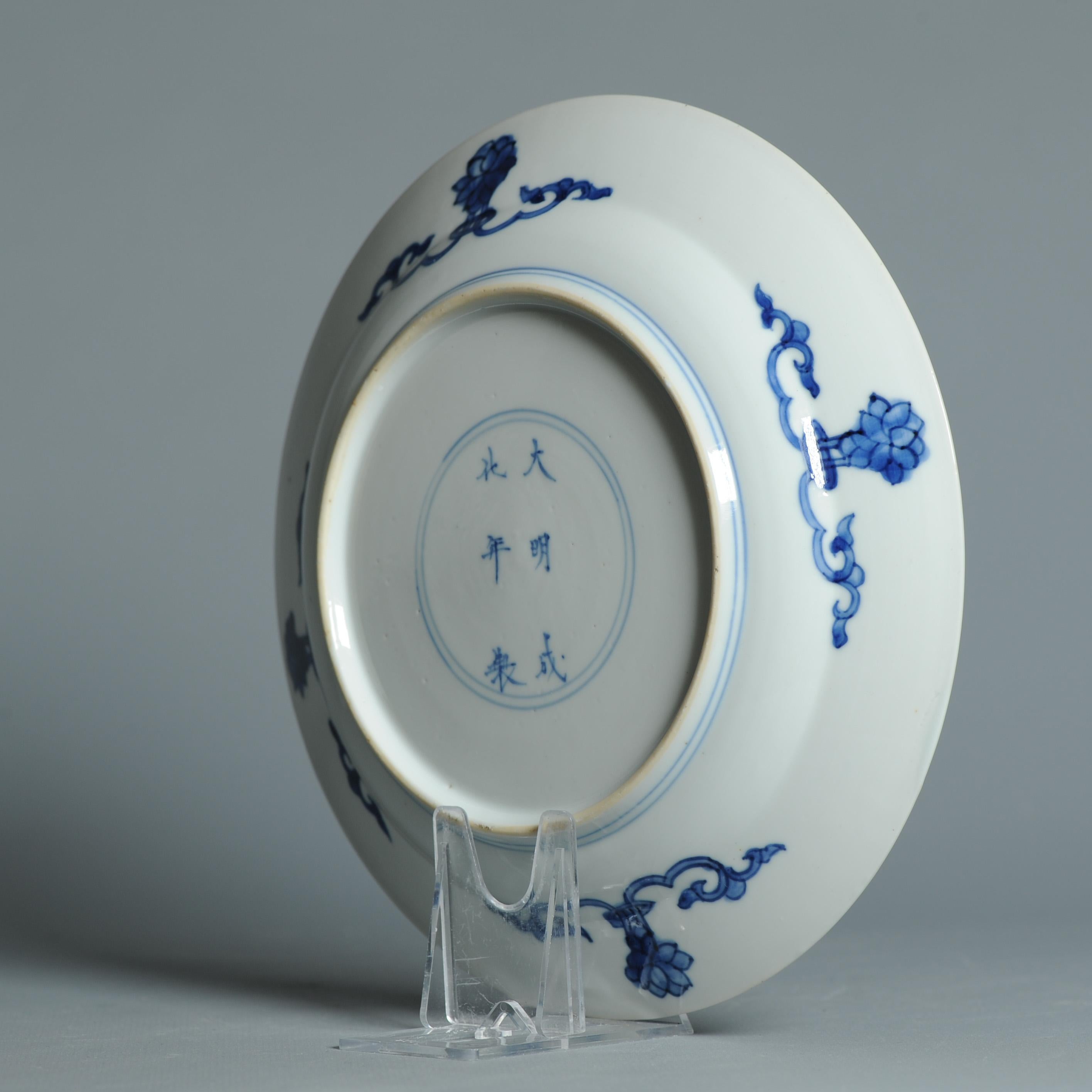 Plat en porcelaine chinoise ancienne de grande qualité de la période Kangxi et marqué Chenghua Bon état - En vente à Amsterdam, Noord Holland
