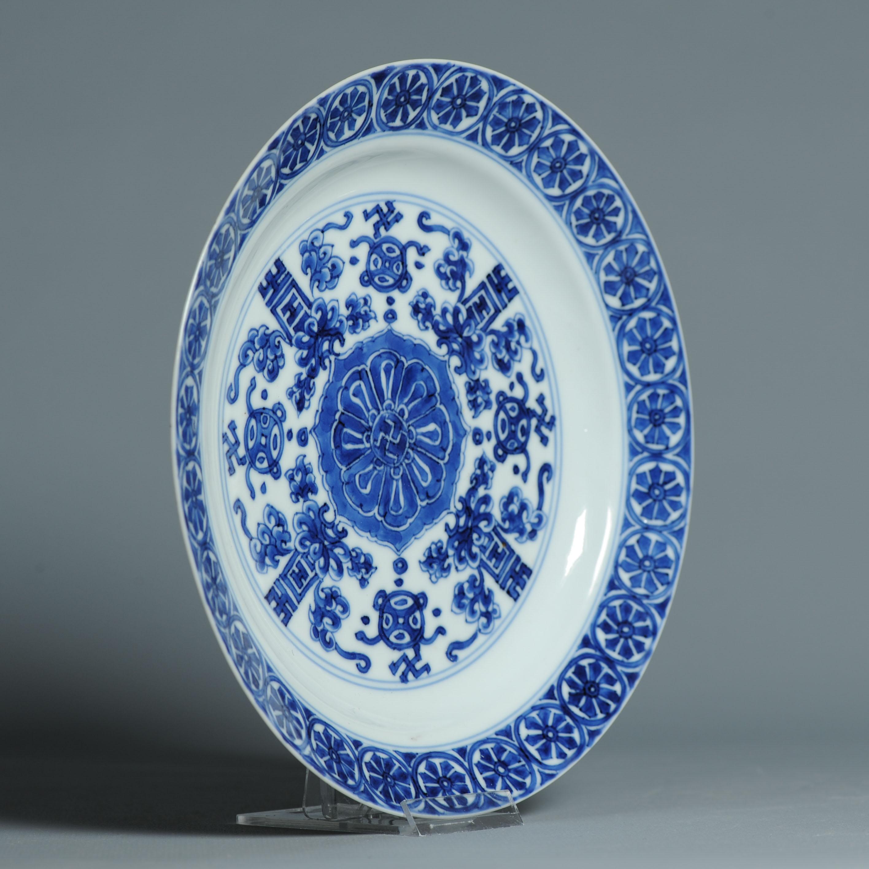 Plat en porcelaine chinoise ancienne de grande qualité de la période Kangxi et marqué Chenghua Bon état - En vente à Amsterdam, Noord Holland
