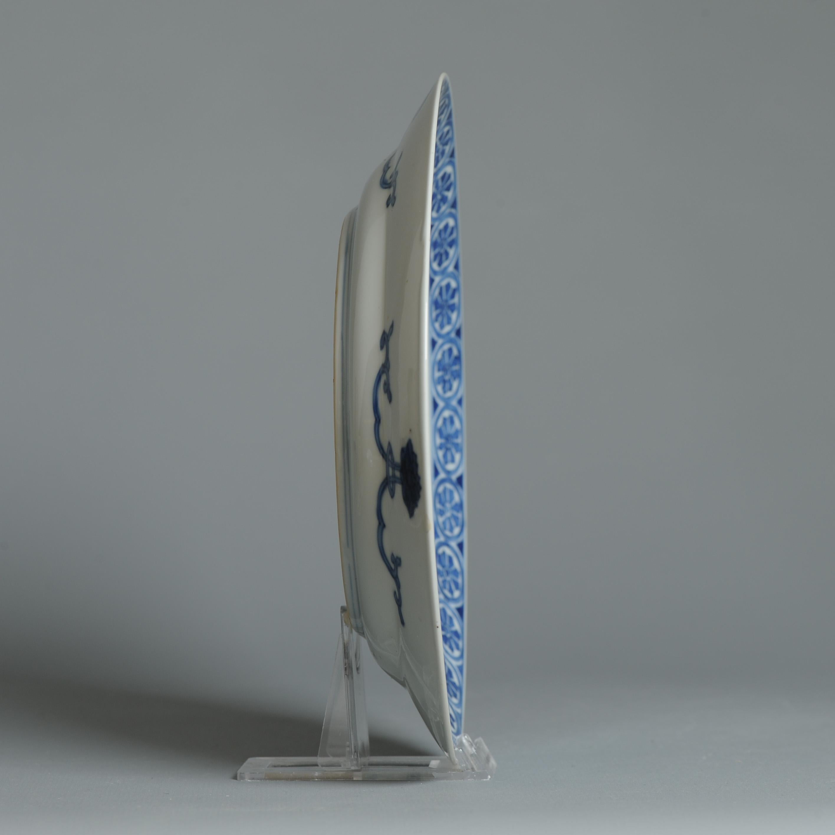 Plat en porcelaine chinoise ancienne de grande qualité de la période Kangxi et marqué Chenghua Bon état - En vente à Amsterdam, Noord Holland
