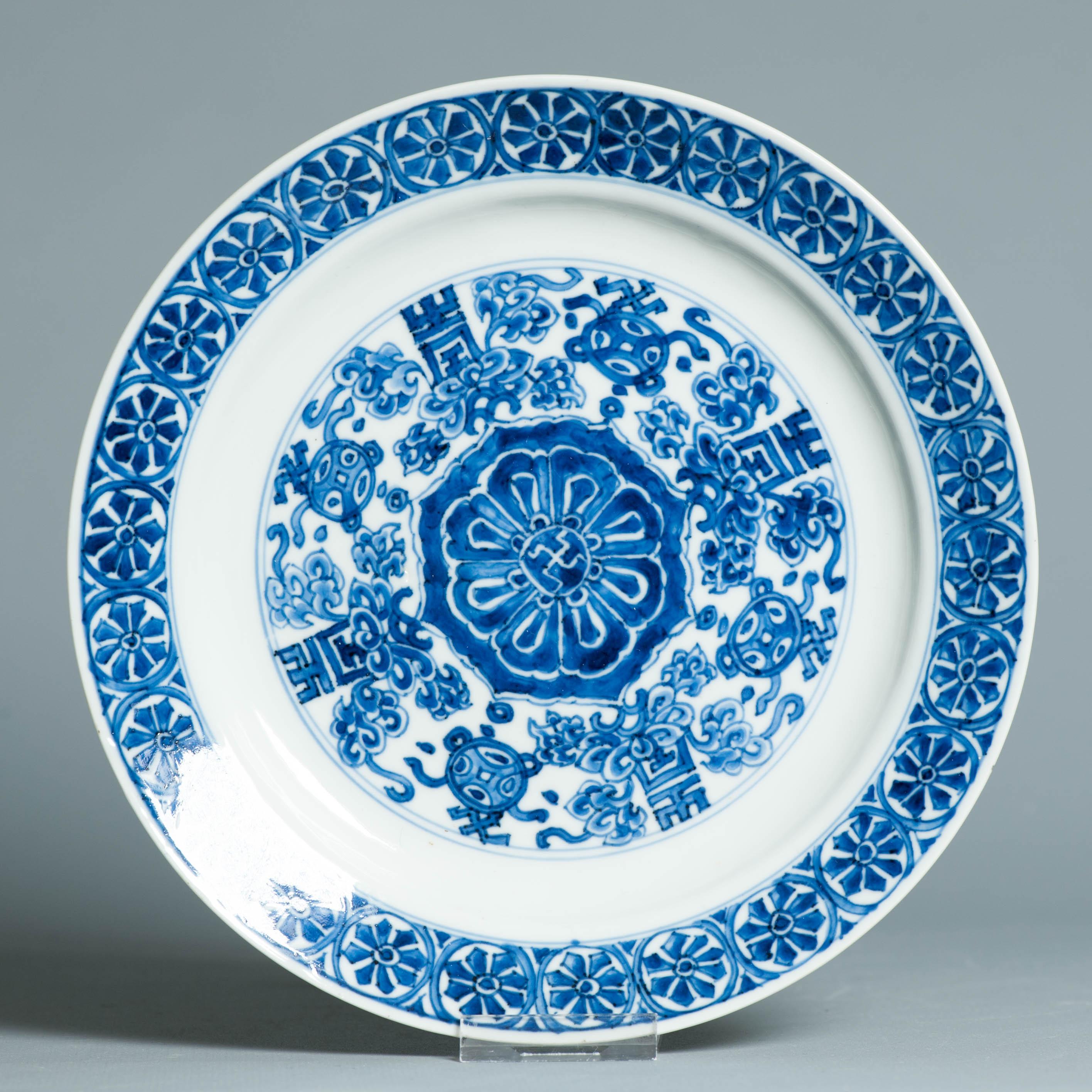 XVIIIe siècle et antérieur Plat en porcelaine chinoise ancienne de grande qualité de la période Kangxi et marqué Chenghua en vente