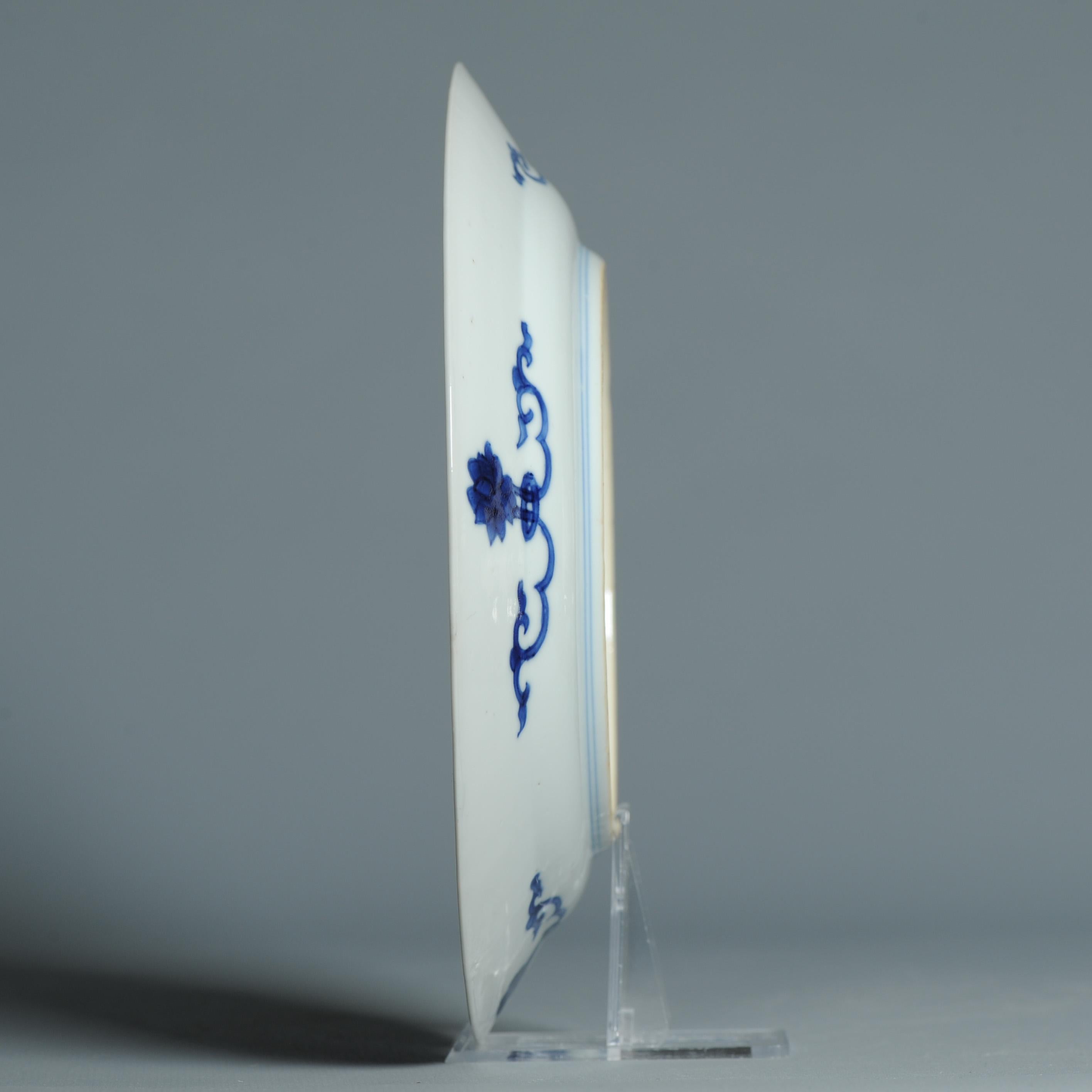 XVIIIe siècle et antérieur Plat en porcelaine chinoise ancienne de grande qualité de la période Kangxi et marqué Chenghua en vente