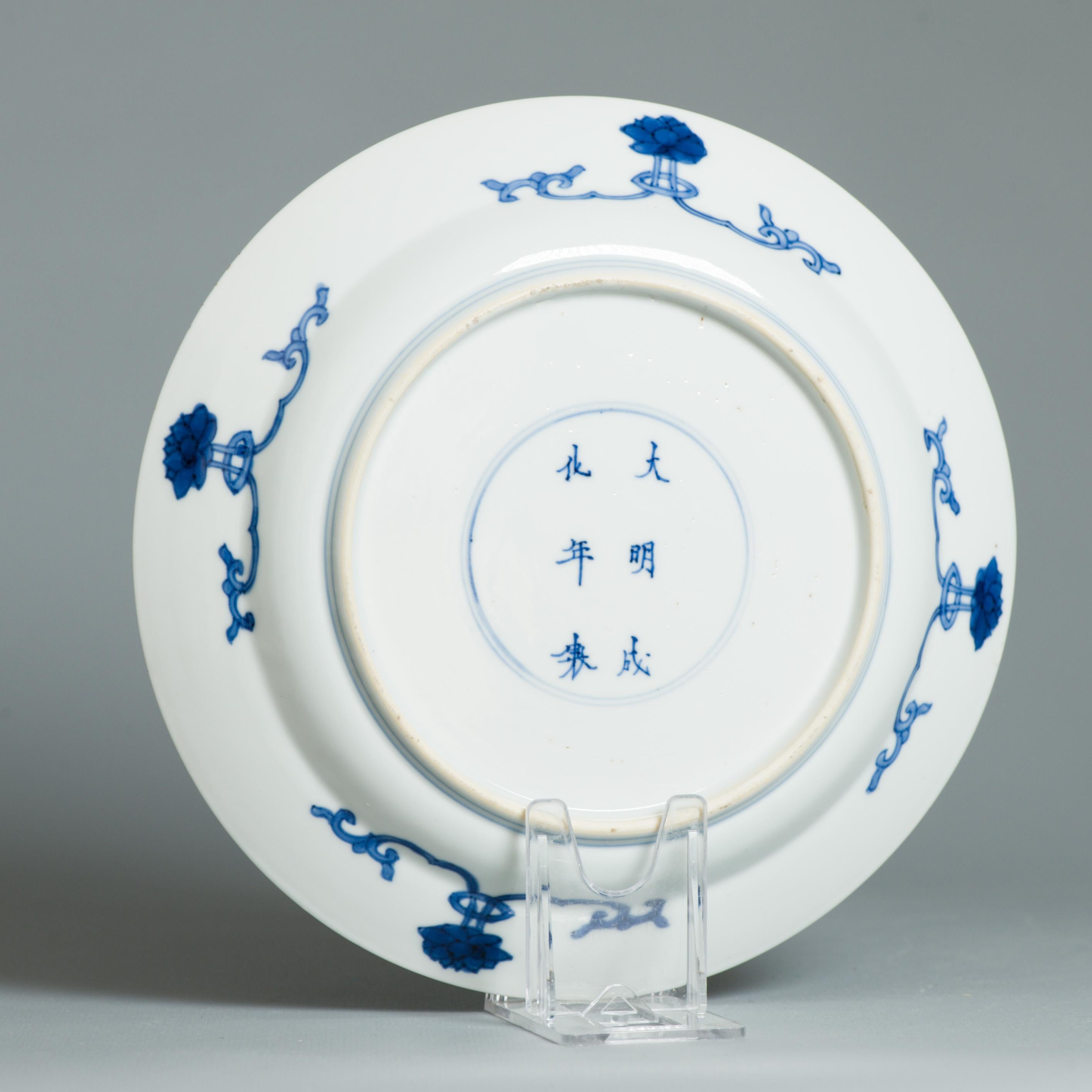 XVIIIe siècle et antérieur Plat en porcelaine chinoise ancienne de grande qualité de la période Kangxi et marqué Chenghua en vente