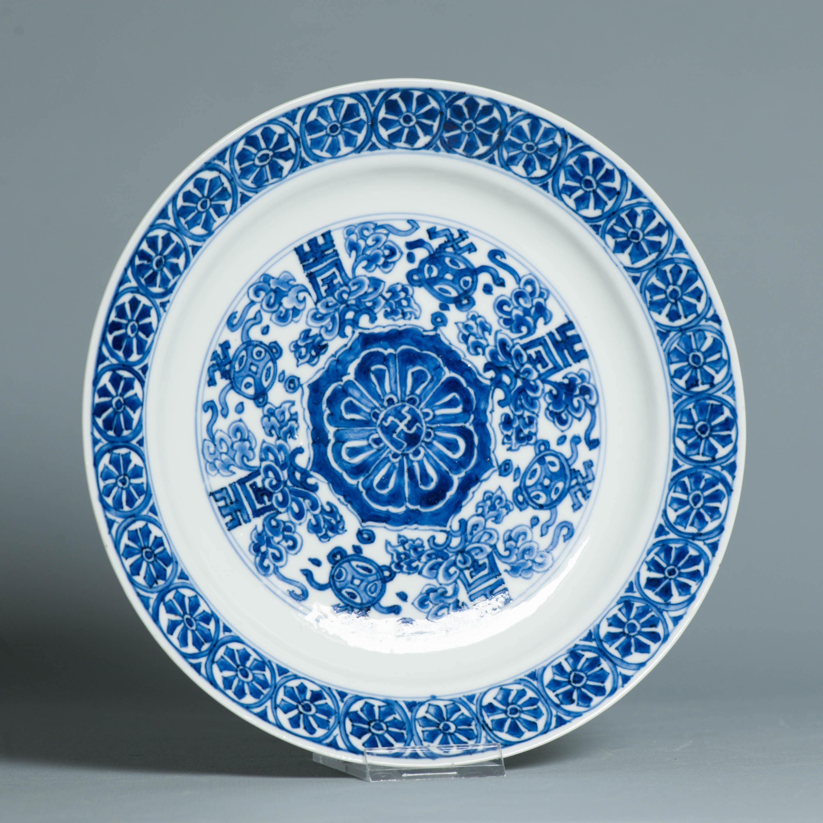 Porcelaine Plat en porcelaine chinoise ancienne de grande qualité de la période Kangxi et marqué Chenghua en vente